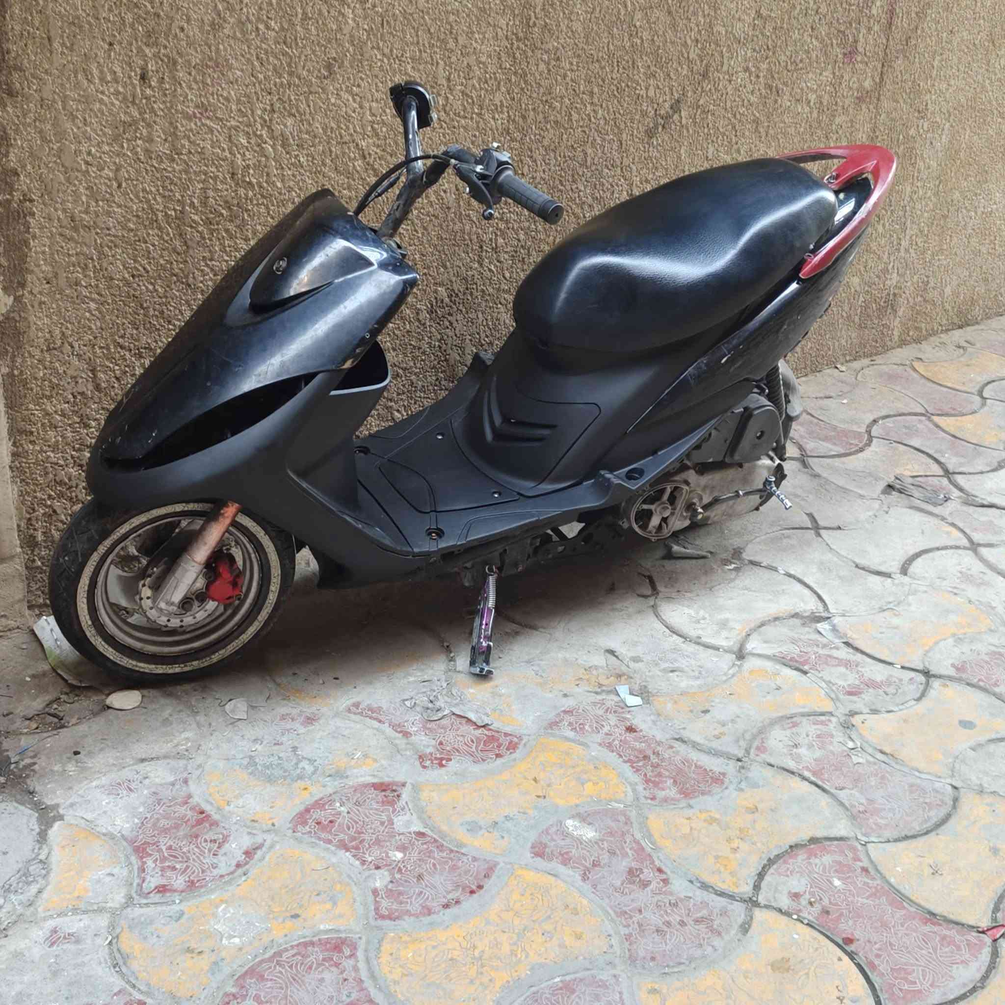 السلام عليكم.
دراجه ماكس عدله مال لعب.
مكينه ٤٩ مكينه نضيفه وصافيه مابيها أي صوت 
بيها دبلات امامي رياضي 
تشتغل هندر فقط
السعر 350 وبيها مجال حك الجيه 
مكاني بغداد/الاعضميه
*********** واتساب
