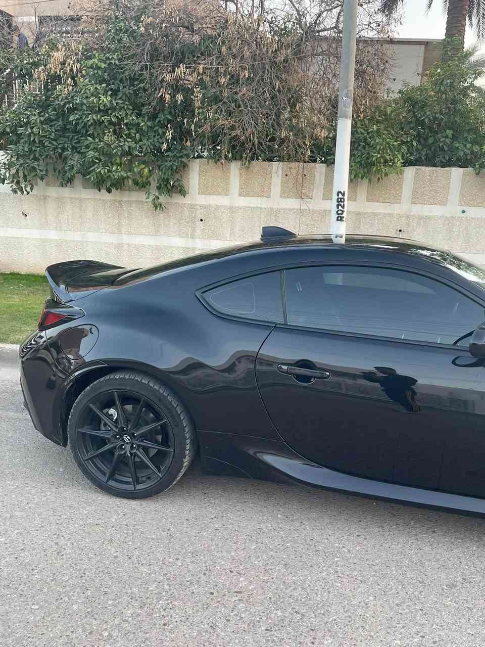 بيع مستعجل🚨🚨🚨🚨🚨🚨🚨🚨🚨
السلام عليكم شباب..
للبيع الوحش الياباني الرياضي Toyota GR86 Premium موديل 2024، فئة البرميوم (أعلى مواصفات بالشركة)، سيارة مميزة جداً بالأداء والمظهر وجاهزة للاستخدام مباشرة.

مواصفات السيارة:

 المحرك: 2.4L بقوة 228 حصان (تنفس طبيعي).

 ناقل الحركة: أوتوماتيك (كير أوتوماتيك مع شفتات بالستيرن Paddle Shifters للمتعة الرياضية).

 الدفع: خلفي (RWD) مع نظام Torsen® محدود الانزلاق للثبات والمنعطفات.

 الممشى: 30 ألف كيلومتر فقط.

 المظهر الخارجي والداخلية:

 ويل 18 بوصة بلون أسود مطفي (Matte Black) الأصلي الخاص بفئة البرميوم.

 سبويلر خلفي رياضي (Duckbill) مدمج بلون السيارة.

 إضاءة LED أمامية تفاعلية بالكامل (Adaptive Headlights).

 كراسي رياضية هاف جلد وخامة (Alcantara) دبل لون مع تدفئة وتبريد الكراسي.

 شاشة رئيسية قياس 8 إنش تدعم Apple CarPlay و Android Auto مع نظام صوتي مطور (8 سماعات).

 كاميرا خلفية وحساسات أصلية.

وضعية الحوادث والضرر (بمنتهى الشفافية):

 البنيد: راجع بارد فقط (بدون صبغ).

 باب السايق: صار بيها حادث هنا بالعراق وتم تبديل الباب بالكامل (تبديل باب وكالة ومطابق بدون أي فروقات أو عيوب).

 الشواصي والارباقات وكالة وسليمة 100%، والسيارة جاهزة من كل النواحي وما تحتاج أي مصاريف.

ملاحظة:

السيارة مظللة ومطلع بيها سنوية والتظليل لمدة سنة و٨٠ بالمية العتم مالته 

رقم الشاصي: JF1ZNBE19R8758297++ صور حادث الباب موجودة بالمنشور

التفاصيل والاتصال:

 مكان السيارة: بغداد، العامرية.

 السعر المطلـوب: 183  وبيها مجال

 للتواصل والاستفسار: [***********]  موجود اتصاال + واتساب فقطط

نص مكتوب في الصور:
- Baghdad PERFORMANCE BAGHDAD