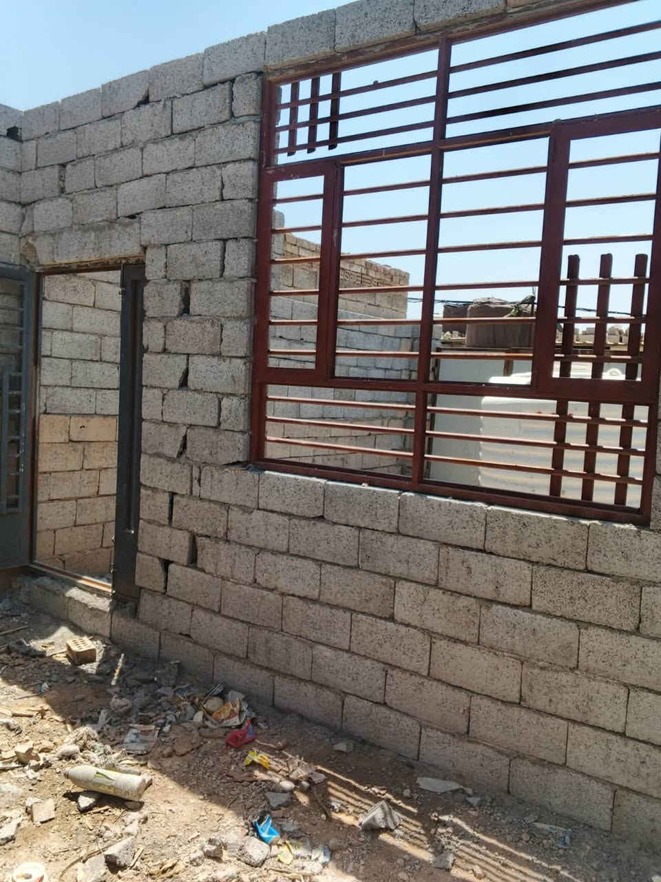 عندي بيت هيكل بدوانم الشمري بناء حديث قبل 4 اشهر مساحه 200 بلوعه صب غرفتين الاخيرات سقف سندويج جديد بيبان وشبابيك ارقه نوعيه وكله ملحق باب رئيسي كبير سلايد ديكور البنا بلوك البتلو طابوق وصب شريطي
استفسار *********** واتس اب
