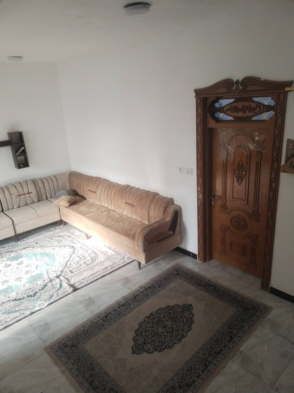 بيت مساحة 100متر
بناء طابوق اساس صب وسقف صب يتكون غرفه وصاله وستقبال مطبخ صحيات داخليه وخارجيه 
عنوان علوة الفحل مخزن الموز شارع ياحسين مرقم من البلديه ومشمول بل تطويب معاملته كامله 
***********

