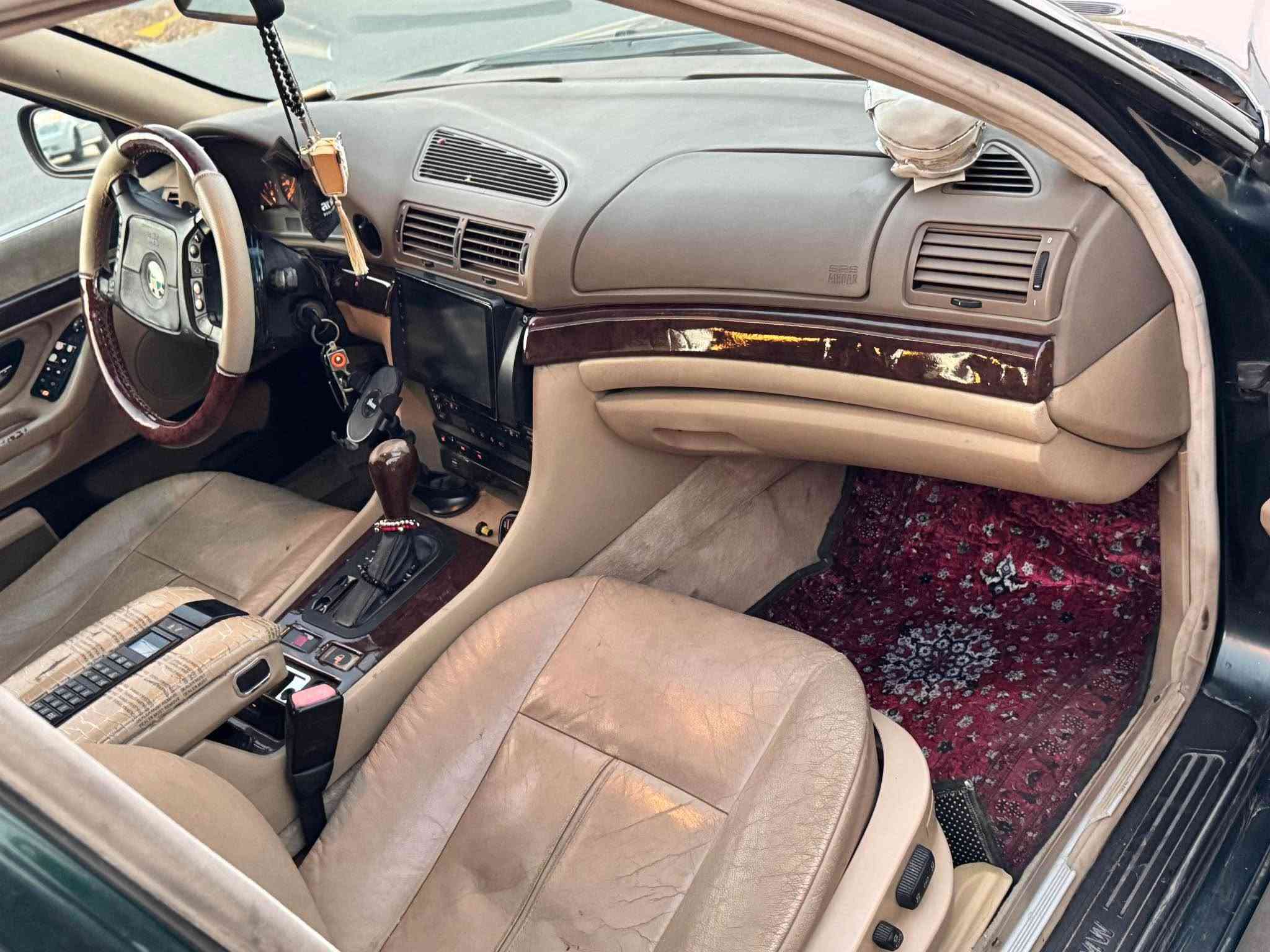 بە ناوی خوای گەورە 
                                                        BMW 728i  1996 
ئاڕمی پلاستیکی هەولێر
بە شەرتی ئاڕم و ئەوەلیات و غەرامە 
گێر و مەکینەی بیلاد تاک دیجیتالە
گێر و مەکینە و ئەکسلی بەشەرت 
تەقە و ڕەقەی بەشەرت کارەبایی بەشەرت تەبرید سارد و گەرم تەبرید دەبڵ زۆن و لەمس ناو زەرد کوشن جڵد و هیتەر و کارەبایی کەلە کارەبایی چوار جام کارەبایی و ئۆتۆ ئاوێنە کارەبایی سوکان ڤۆلیۆم حاسەی دواوە و تەحدید سورحە و تراکشن و سلاید شوشە
 
شوێن هەلەبجەی شەهید 
سعری ٤٦ مەجالێکی برایانە  
*********** واتساپ لەسەرە حلبجة, السليمانية
