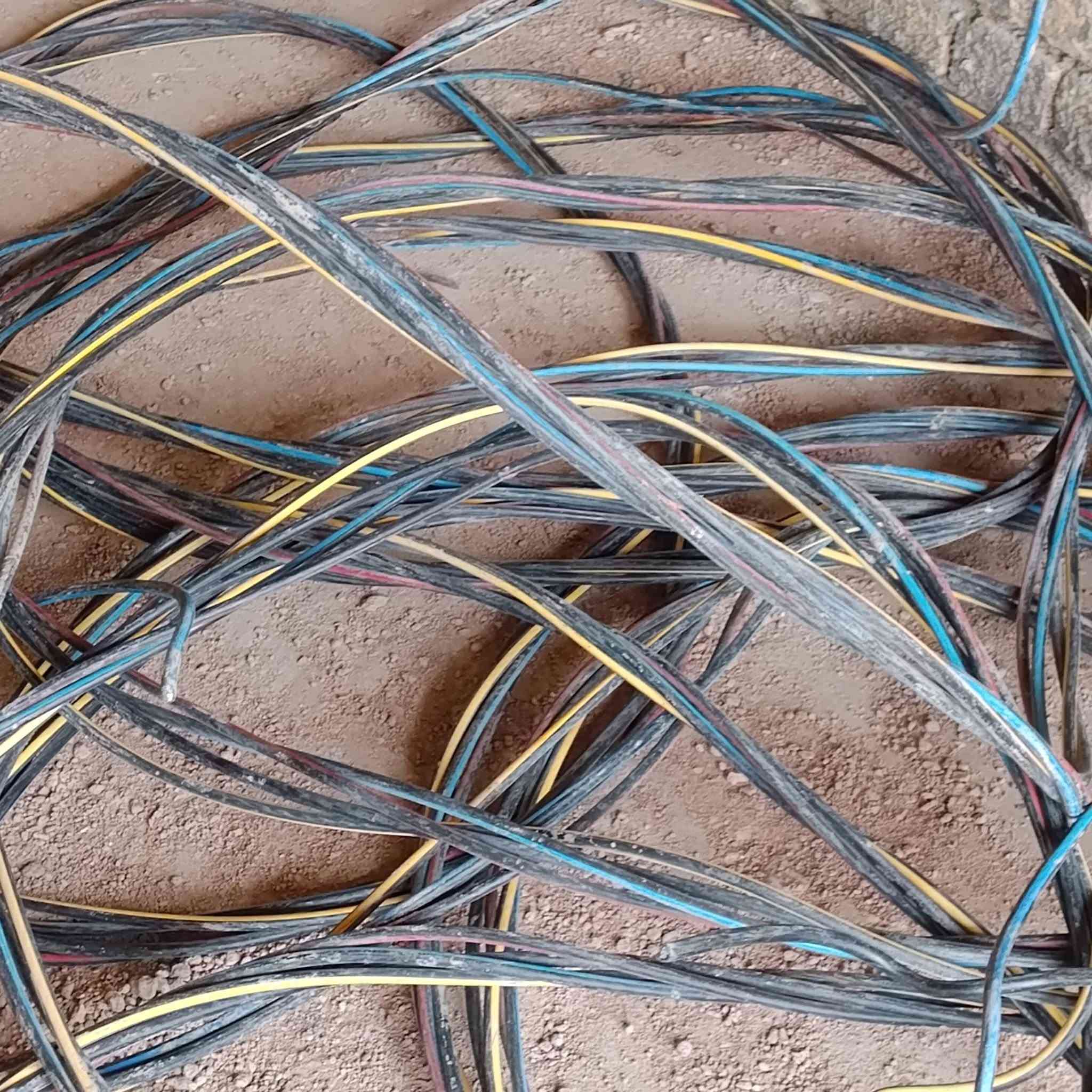 سلام عليكم كيبل البيع ابو الربعه خطوط طول 42متر مستخدم قليل مراسله اوتصال ***********
