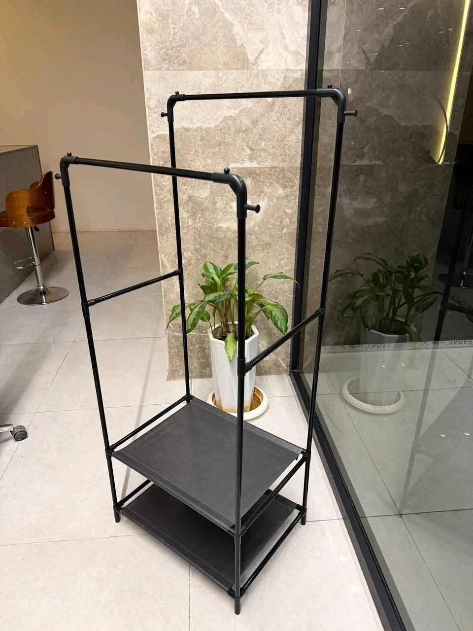 ستاند ملابس مودرن ذات تصميم  مميز

المميزات: 

تنظيم متكامل: 
مزود بقضيب علوي لتعليق المعاطف والملابس، وعلاقات جانبية إضافية، وأرفف متعددة لترتيب الملابس المطوية، الحقائب، والإكسسوارات.

​توفير المساحة:
 تصميم ذكي يتيح لك استغلال الزوايا والمساحات الضيقة بأقصى فاعلية، مع مساحة مخصصة للأحذية في الرف السفلي.

​جودة متينة ومظهر أنيق: 
هيكل معدني متين بلون أبيض راقٍ يضيف لمسة جمالية وعصرية لأي غرفة نوم أو مساحة تبديل ملابس.

​سهولة التجميع:
 يأتي مع القطع والأدوات اللازمة لتركيبه بكل سهولة وسرعة.
القياسات: 
ارتفاع 150
عرض 60
طول 42
السعر: 20 الف 
التوصيل: 3 بغداد 5 محافظات
