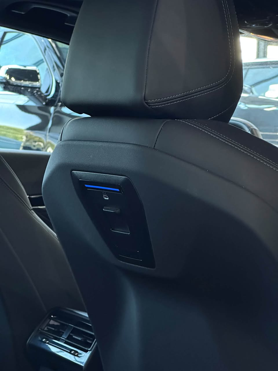 سلاام وعليكم ورحمه لله

2025✨

BMW 530i موديل 2024 (الجيل الجديد G60) - أسود ملوكي 🖤✨
أحدث جيل من الفئة الخامسة لـ BMW، يجمع بين الفخامة المطلقة، التكنولوجيا الحديثة والأداء القوي!
⚙️ المواصفات والميزات الأساسية:
 المحرك: 2.0L TwinPower Turbo (4 سلندر) مدعوم بنظام 48V Mild-Hybrid لتوفير ممتاز في استهلاك الوقود.  
 القوة: 255 حصان (255 hp) وعزم دوران 400 نيوتن متر.
 ناقل الحركة (الغير): أوتوماتيك 8 سرعات (Steptronic Sport).
 التصميم الخارجي: لون أسود ميتاليك لامع، شبك أمامي مميز بالكروم المات، إضاءة أوتوماتيكية ذكية Adaptive LED.  
 التكنولوجيا والأمان:
 نظام كاميرات 360 درجة (Surround View).  
 رادارات أمامية وخلفية مع أنظمة المساعدة على القيادة وتحديد المسار.
 الشاشة الشاشات المزدوجة المُنحنية (BMW Curved Display) بنظام iDrive 8.5 الحديث.
 عجلات (جنوط) أصلية قياس 19 إنش.  
📍 الموقع: معرض المجرة لتجارة السيارات (Al Majarah Car Trading)
☎️***********
