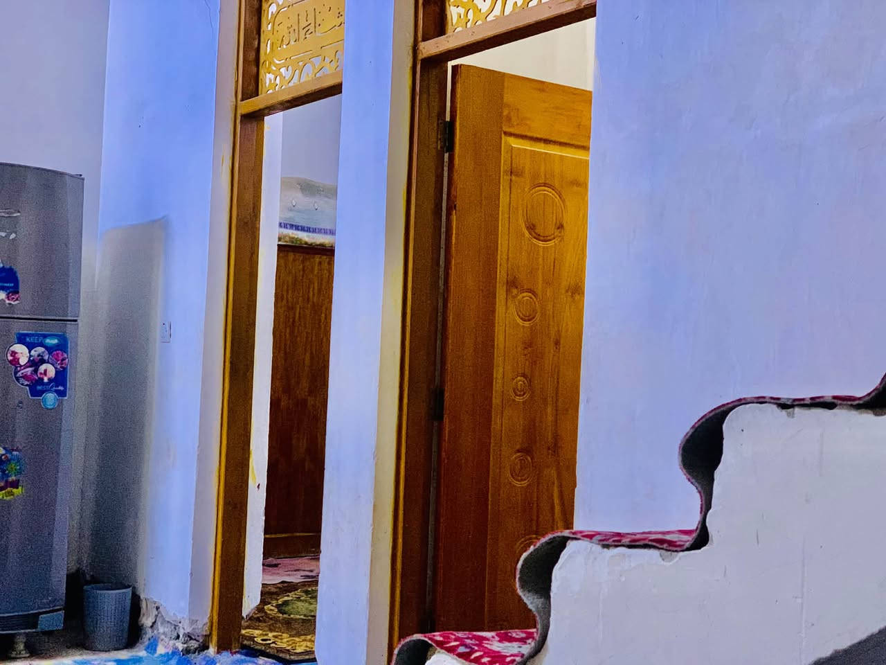سلام عليكم بيت البيع مساحه 200 م طابقين
غراف نوم 4 
ستقبال 
صاله 2 
مبطخ حار وبارد
حمامات 4 
مناور2
خدمات كامله
تبليط مجاري ماي حلو وخابط 
عنونان حيطارق شارع القديم 
ستفسار ***********

