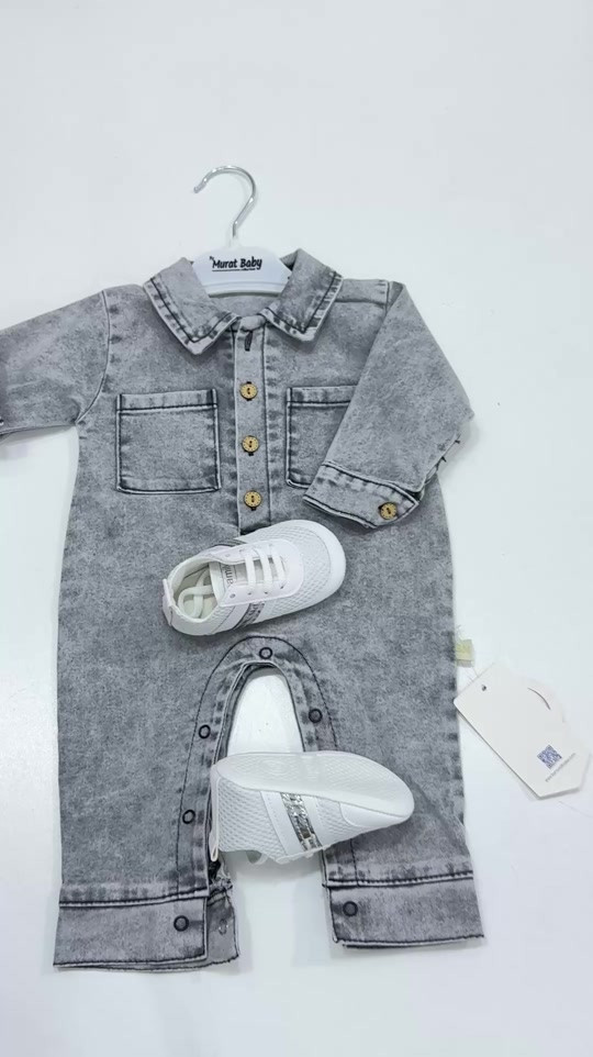 👶🏻✨ أوفر ولادي جينز كيوت وأنيق ✨ ستايل مرتب وعملي للبيبي 🤎 👕 تصميم جينز ناعم 🧸 ياقة وأزرار بتفاصيل حلوة 😍 مناسب للطلعات والمناسبات 📦 متوفر لدى حسوني بيبي 📲 للحجز واتساب فقط: *********** ***********
