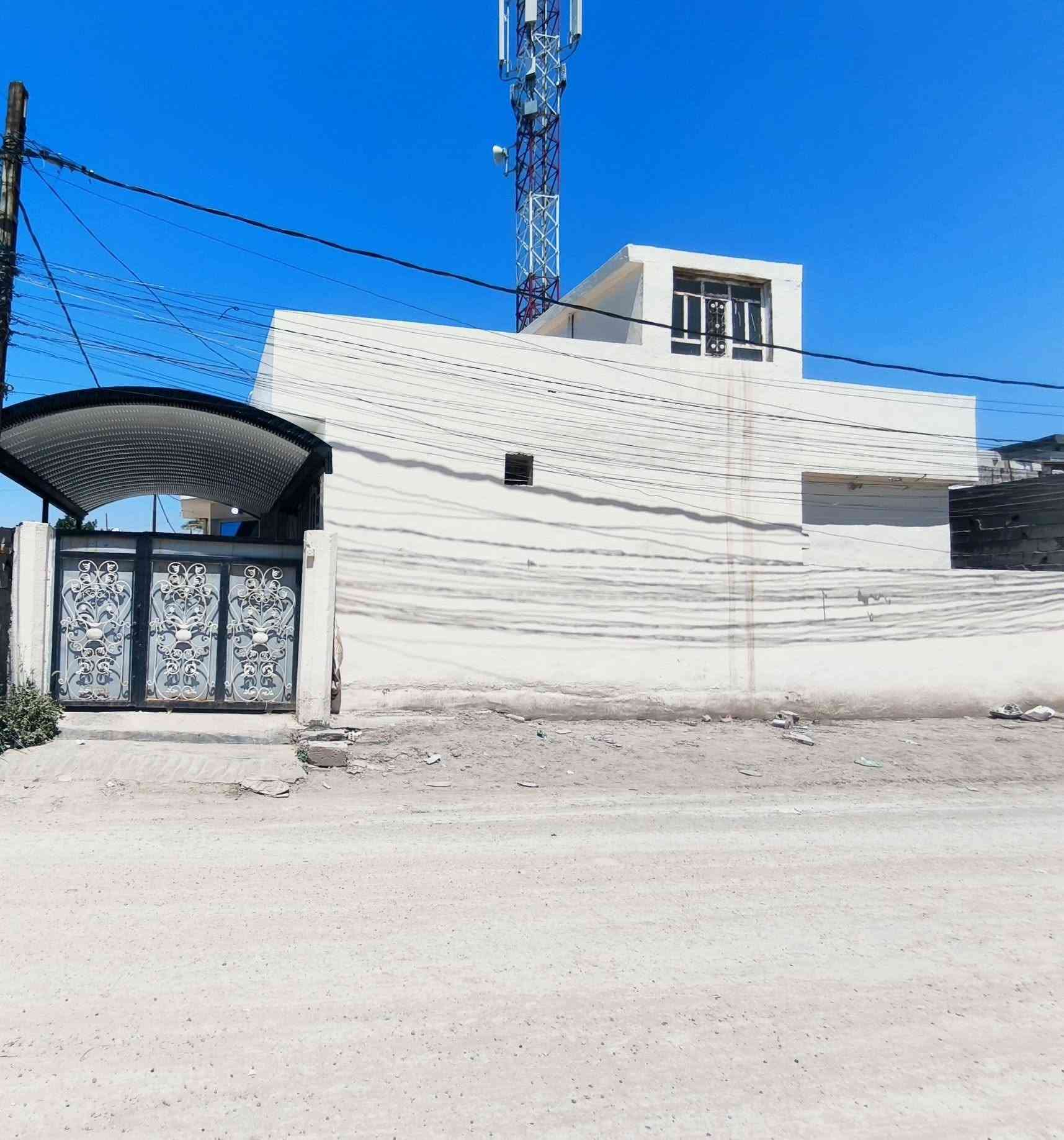 🏠 دار ركن للبيع في حي الرسالة - موقع مميز بسعر مناسب 85 مليون 🔒
 📐 المساحة الكلية: 150 متر مربع.📐 الأبعاد: 10 متر واجهة × 15 متر نزال .
📍 الموقع: حي الرسالة - شارع 20 - قرب صيدلية رجاء فالح (داخل الفرع).🏗️ البناء بلوك : دار متوسط الكلفة، استغلال ممتاز للمساحات، وبناء نظيف وجاهز.
💧 الخدمات: كاملة الخدمات (ماء، كهرباء ، مولد حي 50متر ، مجاري، تبليط، إنترنت).🪟 التقسيم الداخلي للدار:🛋️ استقبال واسع ومعزول.🛋️ صالة داخلية
🛏️ غرفتين (2) نوم بمساحات 5*4.
🍳 مطبخ منظم.🚿 حمام داخلي  وصحيات خارجية.
📜 السند: طابو صرف 
📞 للمعاينة والاستفسار يرجى التواصل عبر:رقم الهاتف: [  ***********  ]
