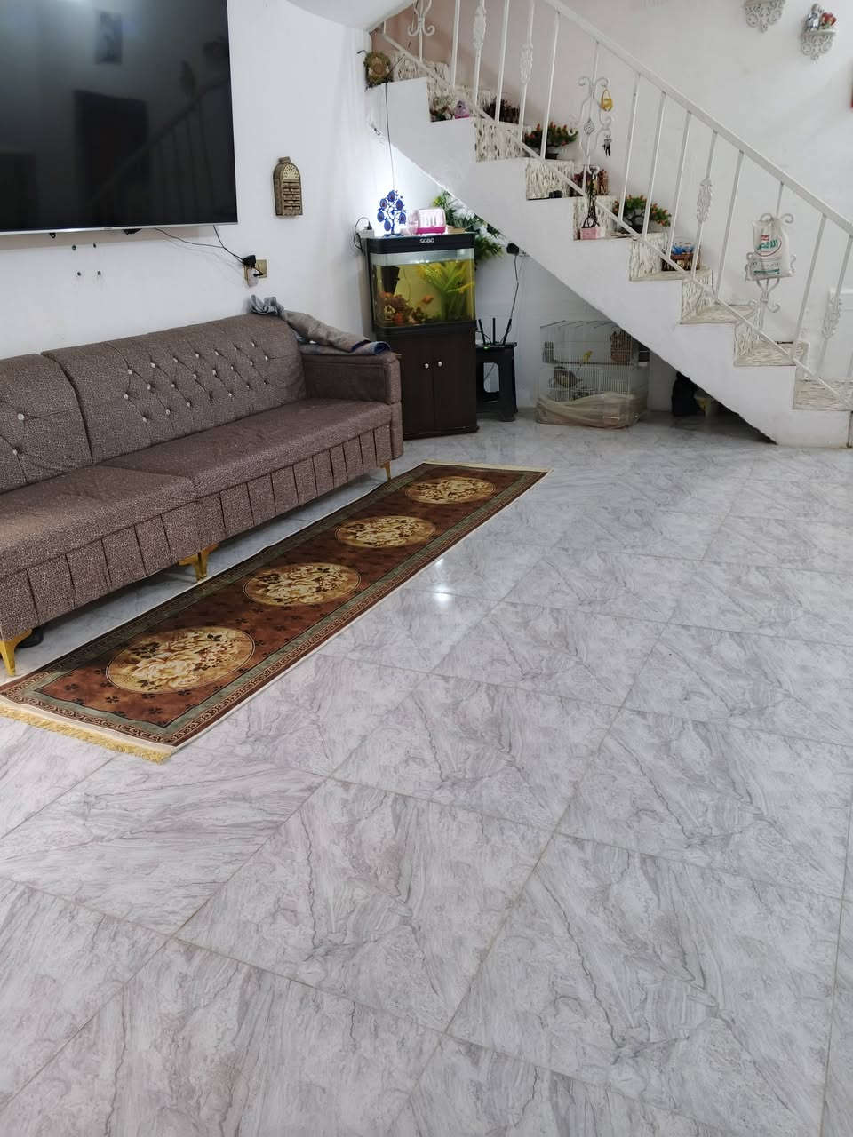 بيت للبيع سكك الشارع العام مقابل حسينية الكوثر قرار محكمة مساحة ٢٠٠ ترميم جديد بورسلين الأرضية مجاري جديدة للشارع لبخ جديد ونثر البيت بية رباط صب بوك الشبابيك غرفتين وهول مطابخ حار وبارد مناور حماما خارجية البيت عالي عن شارع درجتين السعر ٤٦ وبية مجال *********** صاحب البيت
