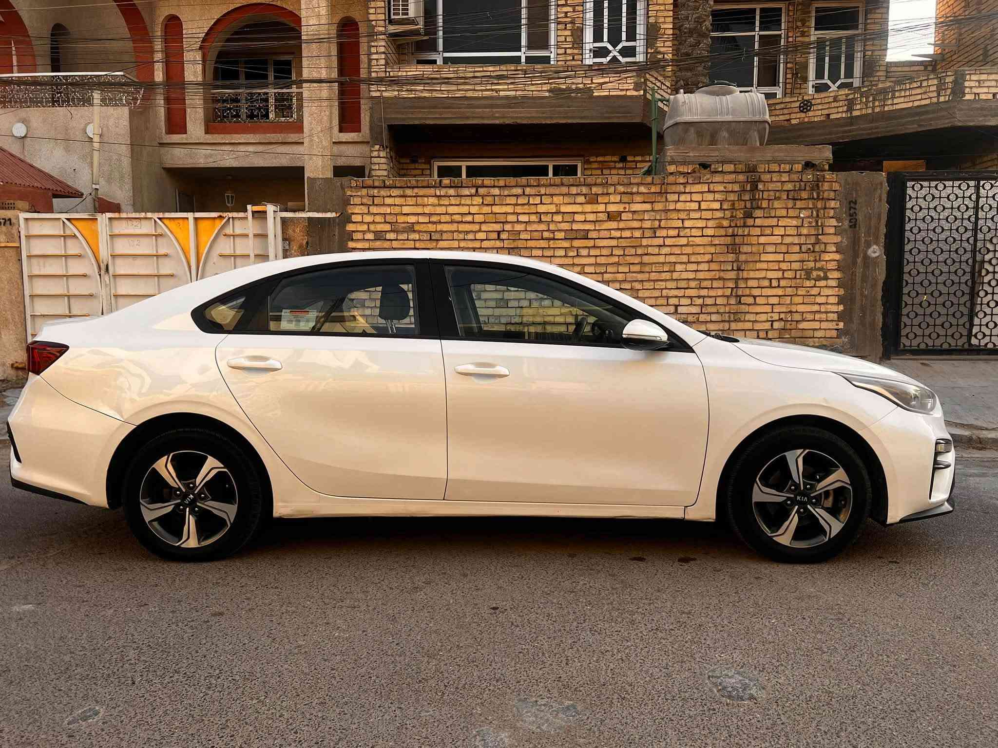 السلام عليكم 
كيا سيراتو 2019 مكفولة من الصبغ
مواصفتها مكينه 1600 دوش 
قطعتين تبريد تحكمات مري شفط 
وباقي المواصفات المعروفة 
ماشية 92 الف 
رقم بغداد الدولي بأسمي 
السعر 140 
مكاني بغداد / الكرخ
رقم الهاتف ***********
