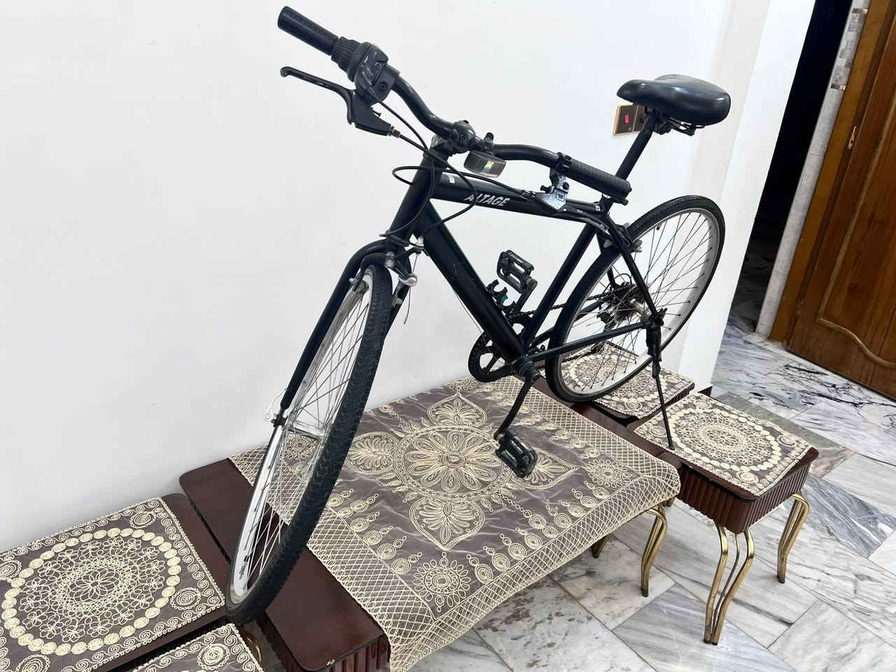 للبيع دراجة ياباني بالة هجين / هجين للمدينة (Cross Bike / Hybrid Commuter Bike).

​الماركة: ALTAGE (مكتوبة بشكل واضح على الهيكل/الشاسي). 

​ حجم القياس (Size)

​حجم العجلات (الإطارات): 700C (أو ما يعادل 28 / 27 إنش ناعم)، وهو القياس المخصص للدراجات الهجين ودراجات المدينة السريعة. 

​حجم الهيكل (Frame): المنيوم يناسب الأشخاص بطول 165 سم إلى 180 سم تقريباً.  كير وعكرب شامونا وبريكات دسكات اصلية شغالة ابلادي 
السعر 115وبي مجال بسيط مكاني بغداد تلفون ***********
