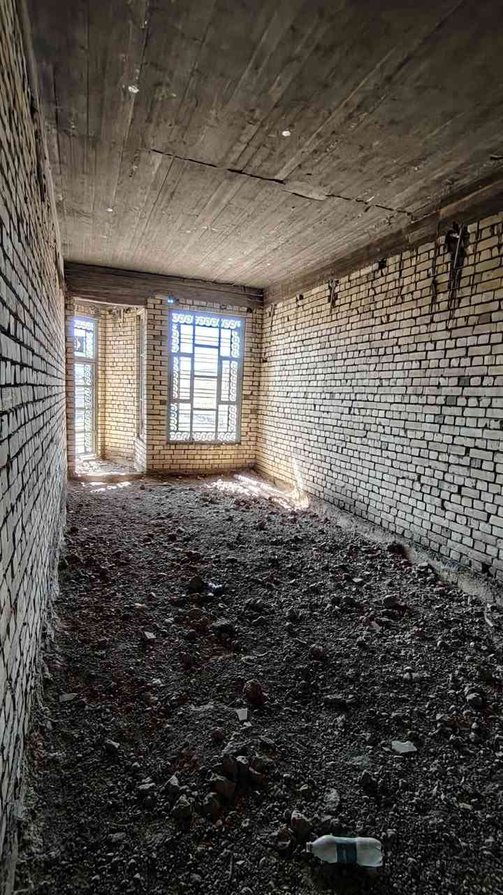 قع للبيع هيكل بسعر مناسب وموقع يجنن مقابل بنايه المرور يبعد 50عن سايدين 
​🏠 معلومات العقار الأساسية:🔈🔈***********
​نوع الملكية: طابو صرف.300م يصير بصفهه المتنزهه 
​الحالة الإنشائية:كونكريت ، أساس مدكوك مع رباط.
​السياج الخارجي: مبني بالكامل بالأعمدة (الدنك)، ومتبقي فقط إكمال الواجهة الأمامية.
​📍 الموقع:
​المحافظة: الديوانية - الدغارة.
​المنطقة: هور الجبور (مقابل بناية المرور).
​📐 التفاصيل والمساحات:
​البراني: 8.5 متر.
​الغرفة الأولى: 7 × 3.5 متر.
​الغرفة الثانية: 6 × 3.5 متر.
​الصالون: تصميم سداسي الشكل.
​المطبخ: 5 × 3.5 متر.
​المرافق الصحية: مجمع صحيات داخلي + مجمع صحيات خارجي
