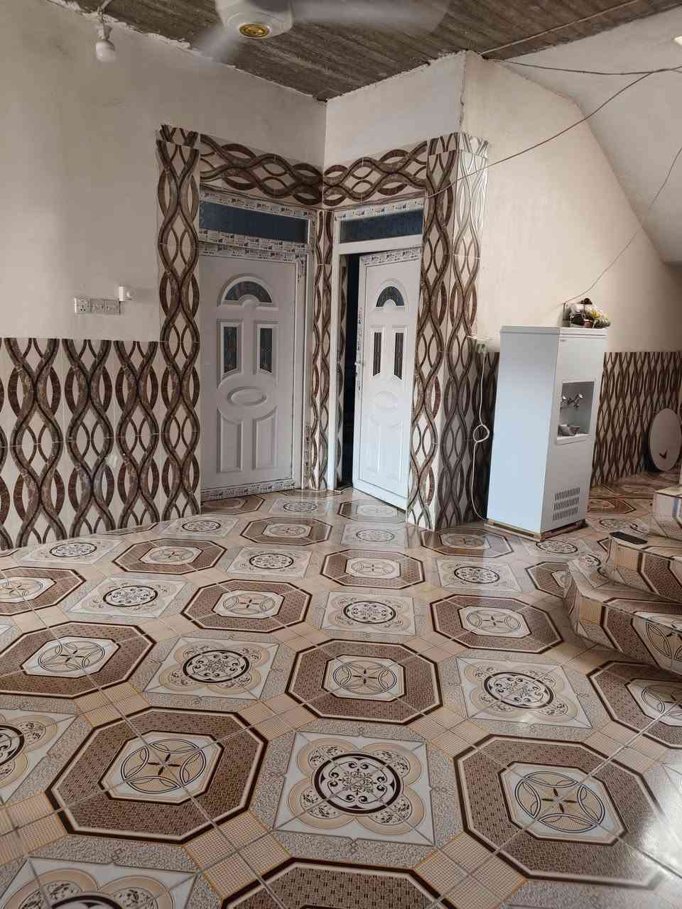 السلام عليكم بيت للبيع في تلعفر  طريق موصل خراب الكبير قرب مدرسة عفراء المختلطة مساحه٥٠٠ بنا البيت ٣٠٠ متر تلات غرفه حمام داخلي خارجي هول داخلي خارجي للتوصل استفسار ***********
