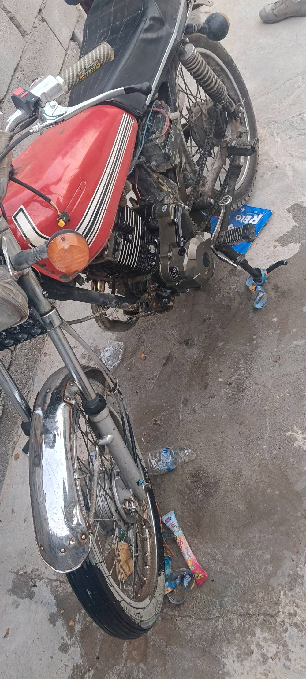 سلام عليكم دراجة للبيع مكينتها 200cc مال ستوته كهربائيات كلها شغاله من الاشارة للأشارة رقم وسنويه بأسمي رقم انكليزي مكاني البصره خور الزبير دراجه صارلها اكثر من شهرين مامغسولة واروح بيها يوميه من الخور للبصرة وارجع اشتغل بيها دلفري الشاصي مابي اي شي الدراجه2023 السنويه تسقط ب2028  مستعجل ع بيعتها كلش ا🙏🏻 رقمي واتس 
مليون وربع ***********