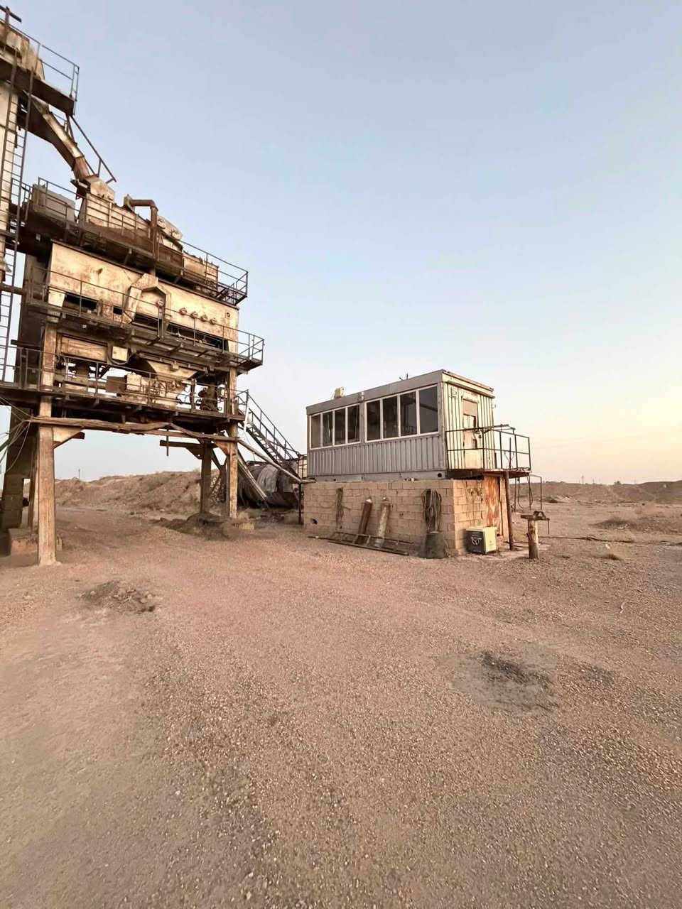 🏭 معمل أسفلت ألماني ويبو – WIBAU
* الطاقة الإنتاجية 140 طن/ساعه
* صنع ألماني- WIBAU 🇩🇪
* سعة خزانات الزفت: 170 طن
* عدد 3 تانكيات قير
* هوبرات عدد 4
* معمل متكامل ومناسب للعمل والإنتاج
* المعدات ظاهرة بالصور وحالتها موضحة 
* الموقع الانبار- الرمادي📍
* التواصل : ***********📞
