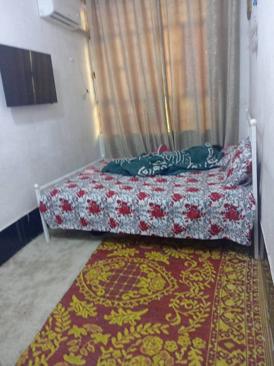 ببت طابقين ٢٠٠ متر
الطابق العلوي معزول 
السعر//  ١٠٥ مليون 
العنوان // بغداد بوب الشام قرب جامع الامام علي
الواجهيه 8 النزال 25 طول الطرمه 6 متر والاستقبال طول 6 متر والعرض 4 المطبخ طول 4 متر  العرض 2 ونص الصاله طول 4 متر والعرض 3 المنور طول 3 عرض متر ونص غرفه نوم 4×4 ترك 2 متر حمام صحيات خارجي هم القاط الفوك نفس الجوه نقص البييتونه ماكامله وارضيه الاستقبال الفوك 4×4 بلكونه مترين على عرض البيت ودرج خارجي محل داخل البيت 3×3 
للاستفسار واتساب فقط ***********
