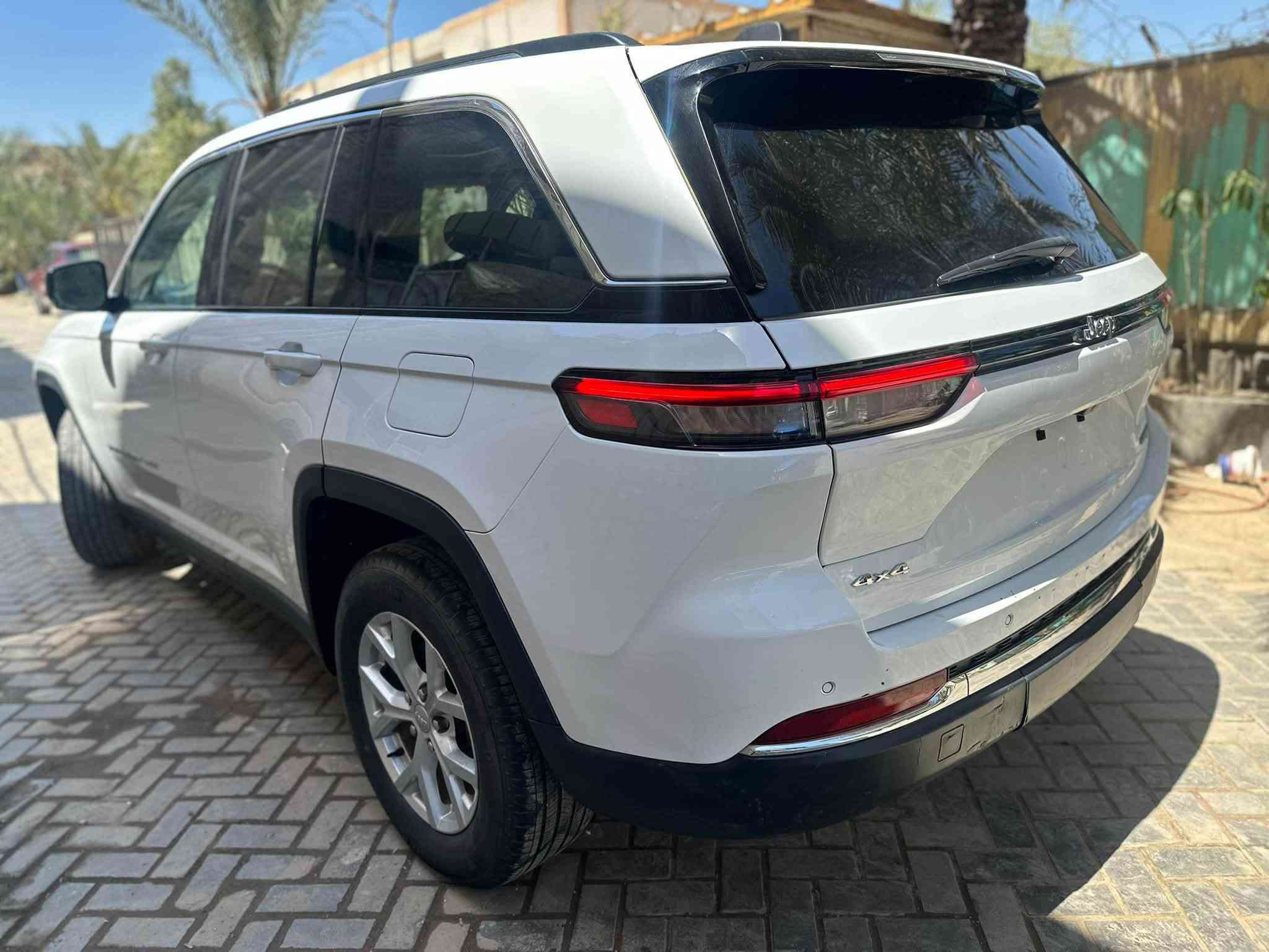 � للبيع Jeep Grand Cherokee 2023 ليمتد (LIMITED)

* 🔹 الموديل: 2023
* 🔹 اللون: أبيض
* 🔹 الحالة: حادث غرق (مصلّحة بالكامل)
* 🔹 التشغيل: شغالة بحالة جديدة
* 🔹 الدفع: 4×4
* 🔹 المحرك: 6 سلندر 3.6 لتر (حوالي 293 حصان)  
* 🔹 قير: أوتوماتيك 8 سرعات  
* 🔹 شاشة + نظام ملاحة + Apple CarPlay
* 🔹 كاميرات + حساسات أمامي وخلفي
* 🔹 فتحة سقف بانوراما
* 🔹 تبريد وتدفئة مقاعد
* 🔹 تحكم سكان + مثبت سرعة
* 🔹 نظام أمان (نقطة عمياء + مسار + تنبيه)  

📍 الموقع: بغداد
للستفسار… ***********
