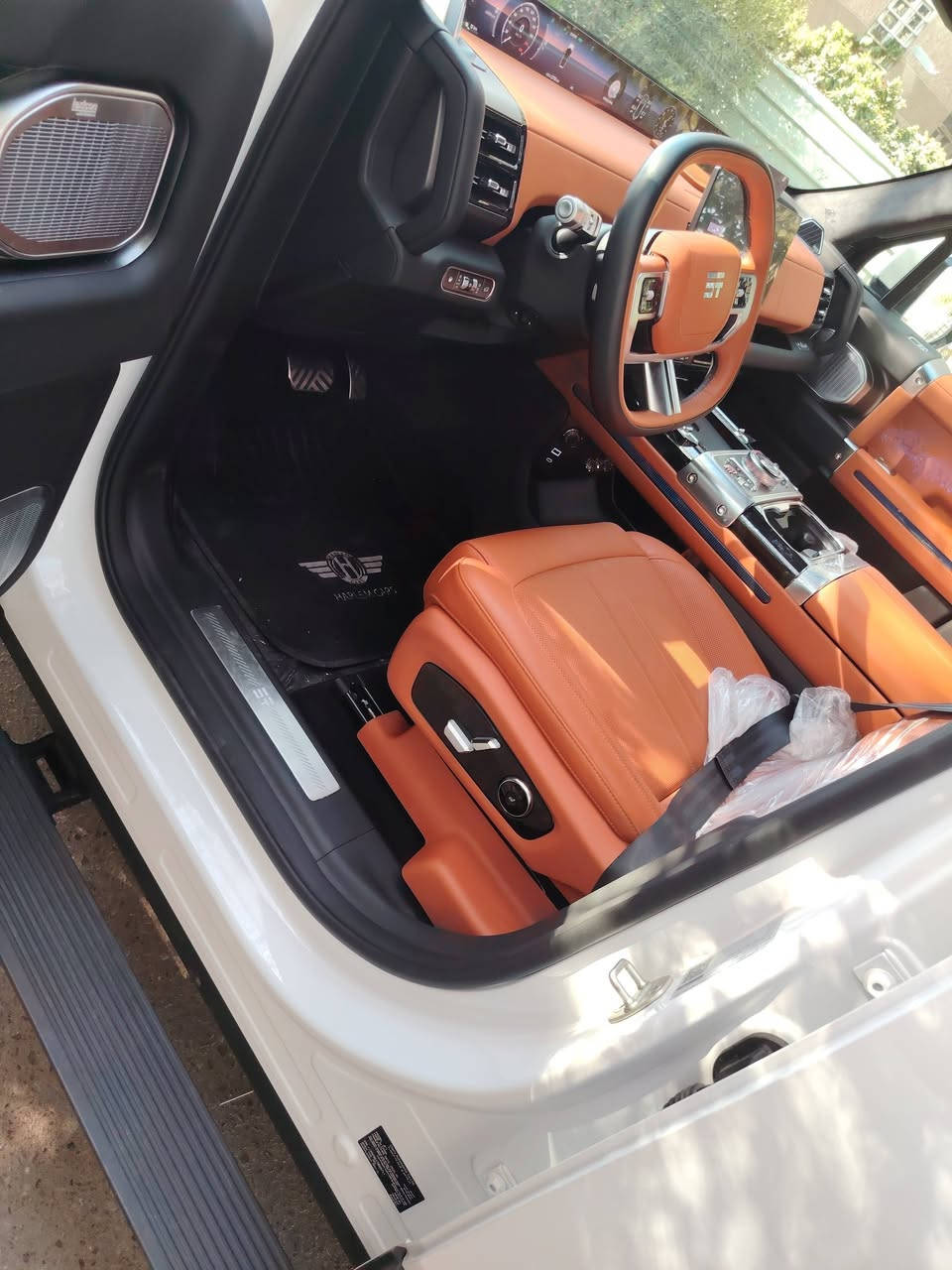 سلام عليكم  للبيع فقط سعر مناسب
جيتور G700 2026 ماشيا 2000 زيرو مرقم لوحات
اللون ابيض 
 بريميوم (أعلى فئة فول مواصفات) 🔥
السيارة ملكية، تجمع بين الفخامة وقوة البر الجبارة! 👑
🟢 أبرز المواصفات:
المحرك: هايبرد (بنزين + كهرباء) بقوة مرعبة 904 حصان 🚀
الممشى: تمشيك 1000 كم بالشحنة والتانكي ⛽🔋
البر: دفع رباعي مع 3 قفول دفرنشيال (دفلوك) وشاصي صلب ⛰️
التعليق: هيدروليك هوائي (جكات) يرفع وينزل السيارة
الكراسي: 6 مقاعد جلد فاخرة مع تبريد، تدفئة، ومساج ملكي 🛋️ 4كشنات 
الشاشات: شاشة عملاقة 35.4 إنش ممتدة  شاشه دشبول 
الصوت: نظام Lexicon فاخر 18 سماعة 🎧
الرفاهية: ، دوسات كهربائية، بانوراما مزدوجة
الأمان: كاميرات 360 + رادارات القيادة 
ركن الذاتي هوايا مواصفات 
مكانها بغداد حي الاعلام *********** اسف ع الاطاله ا
