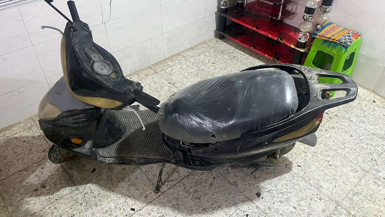 دراجة سكنس صيني  شوفة عينك
شلعة قوية محرك ما مفتوح سلف و هندر كهربائيات شغالة 
السعر 150 و بيهه مجال قليل حگ الجية مكاني حلة شارع 80 للتواصل خاص او على الرقم
***********

