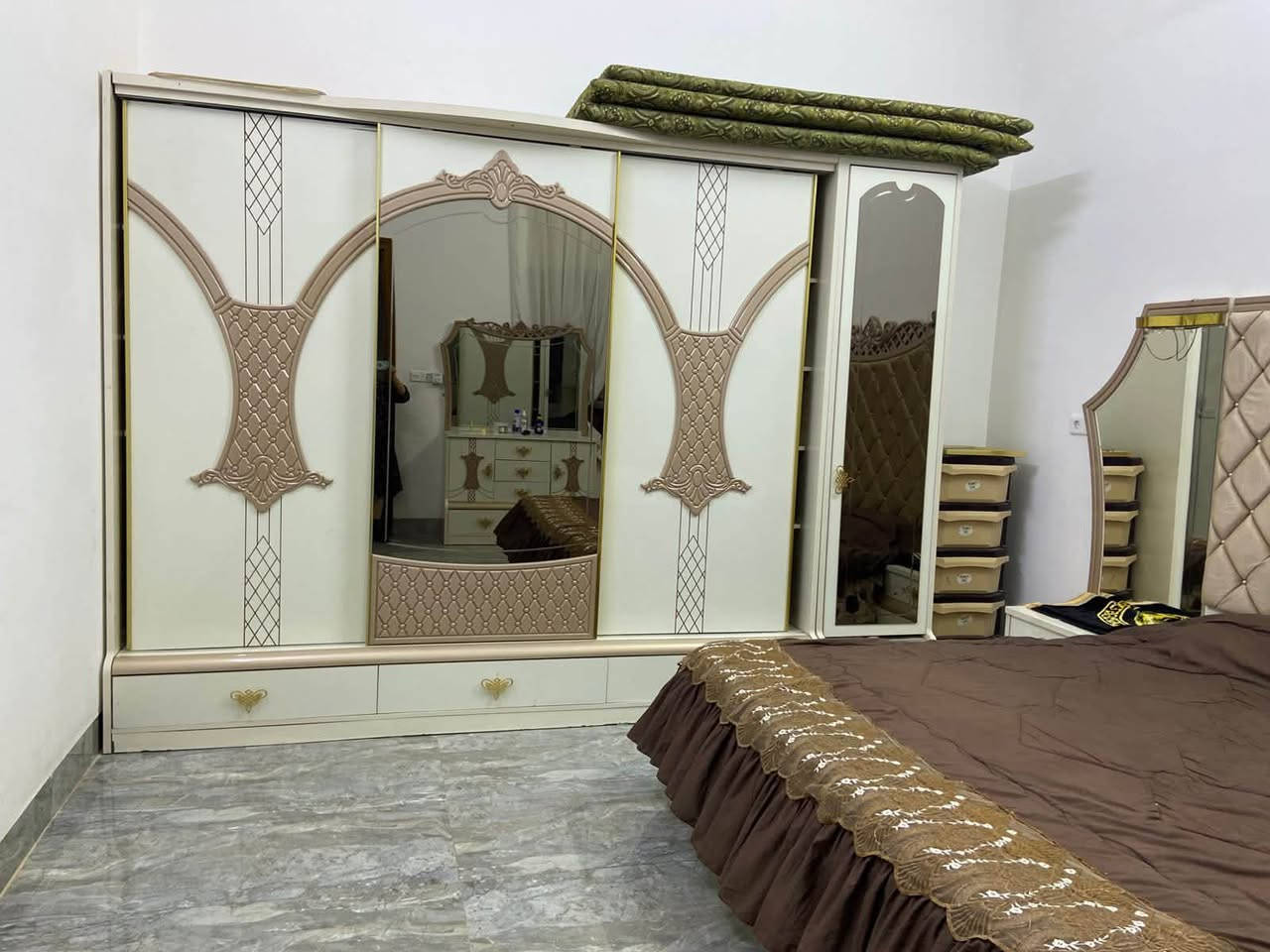 غرفة نوم تركي للبيع للتواصل ***********
