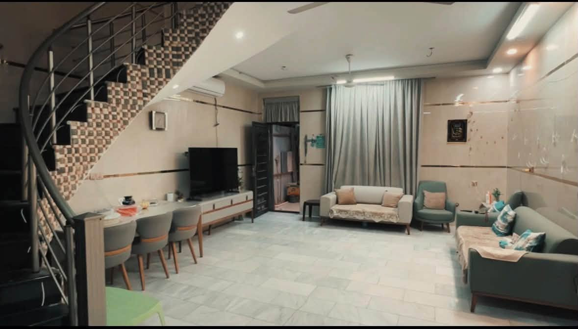 🏡 للبيع بيت مميز مع أرض واسعة – بغداد / الطي – الكاظمية 🌴✨

فرصة مميزة للراغبين بالسكن الهادئ والاستثمار، بيت جميل قائم على أرض مساحتها 500 متر مع حديقة واسعة ومزروعات ونخيل، وموقع مميز ضمن منطقة الطي في الكاظمية.

📐 تفاصيل العقار:
• مساحة الأرض: 500 م²
• مساحة البيت: 100 م²
• الواجهة: 12 متر
• النزال: 41.5 متر
• سند طابو صرف زراعي – سند 25
• سند مستقل باسم شخص واحد فقط
• الأرض تحتوي على مزروعات وحديقة كبيرة
• تحتوي على 9 نخلات 🌴🌴🌴
• مساحة مناسبة للسكن والاستثمار والاستمتاع بالخصوصية والهدوء

🏠 تفاصيل البيت:

🔹 الطابق الأرضي:
• استقبال
• استقبال ضيوف
• مطبخ
• غرفة ولادية
• حمام
• حمام خارجي

🔹 الطابق الأول:
• غرفة نوم ماستر مع حمام
• غرفة نوم أطفال
• غرفة نوم للضيوف
• حمام

🔹 الطابق الثاني:
• سطح واسع

⚡ الخدمات المتوفرة:
☑ ماء
☑ كهرباء وطنية
☑ مولدة
☑ كيبل ضوئي
☑ مجاري
☑ شوارع مبلطة
☑ جميع الخدمات متوفرة

🌿 عقار يجمع بين البيت والحديقة والمساحة الواسعة والنخيل، مناسب للعائلة ولمن يبحث عن الهدوء والمساحة والخصوصية داخل بغداد.

📍 الموقع: بغداد – الطي – الكاظمية

📞 للاستفسار والتواصل:
***********

🔑 للجادين فقط، والاستفسار عن السعر والتفاصيل عبر الاتصال.
