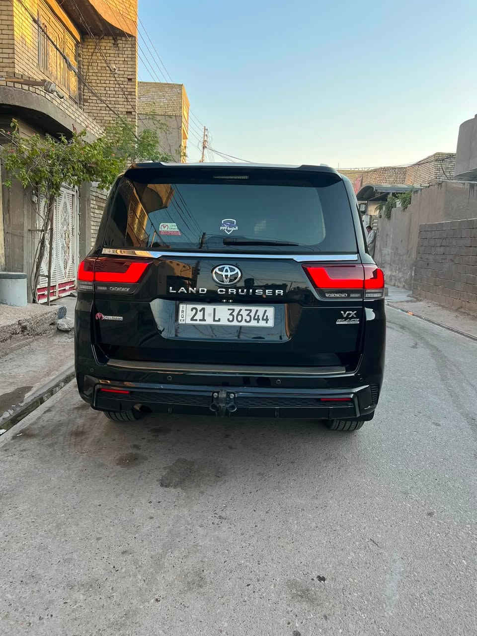 السلام عليكم 
تويوتا لاندكروز 2023 V.X LIMITED باب اول SAS مكفولة كفالة عامة 
ماشي 40.000KM
المواصفات :
بصمة 
فتحة
بردة خلفية 
فول تحكم ستيرن 
كراسي كهربائي 
‎كراسي خلفية كهرباء + تبريد 
كراسي امامية تدفئة تبريد +كهرباء+ ميموري 
‎ لايت امامي 3 عدسات
شاحن لاسلكي
شاشة كبيرة
شاشات خلفية 
‎فتحة سقف بصمة 
‎تعديل مسار 
‎سماعات JBL
‎دشبول ديجيتل 
اوتو هولد
‎سايد بريك دكمة
‎ستوب لايت ليد
وبعد هواي مواصفات
السعر 675 ورقة
هـ *********** 
مكاني بغداد
