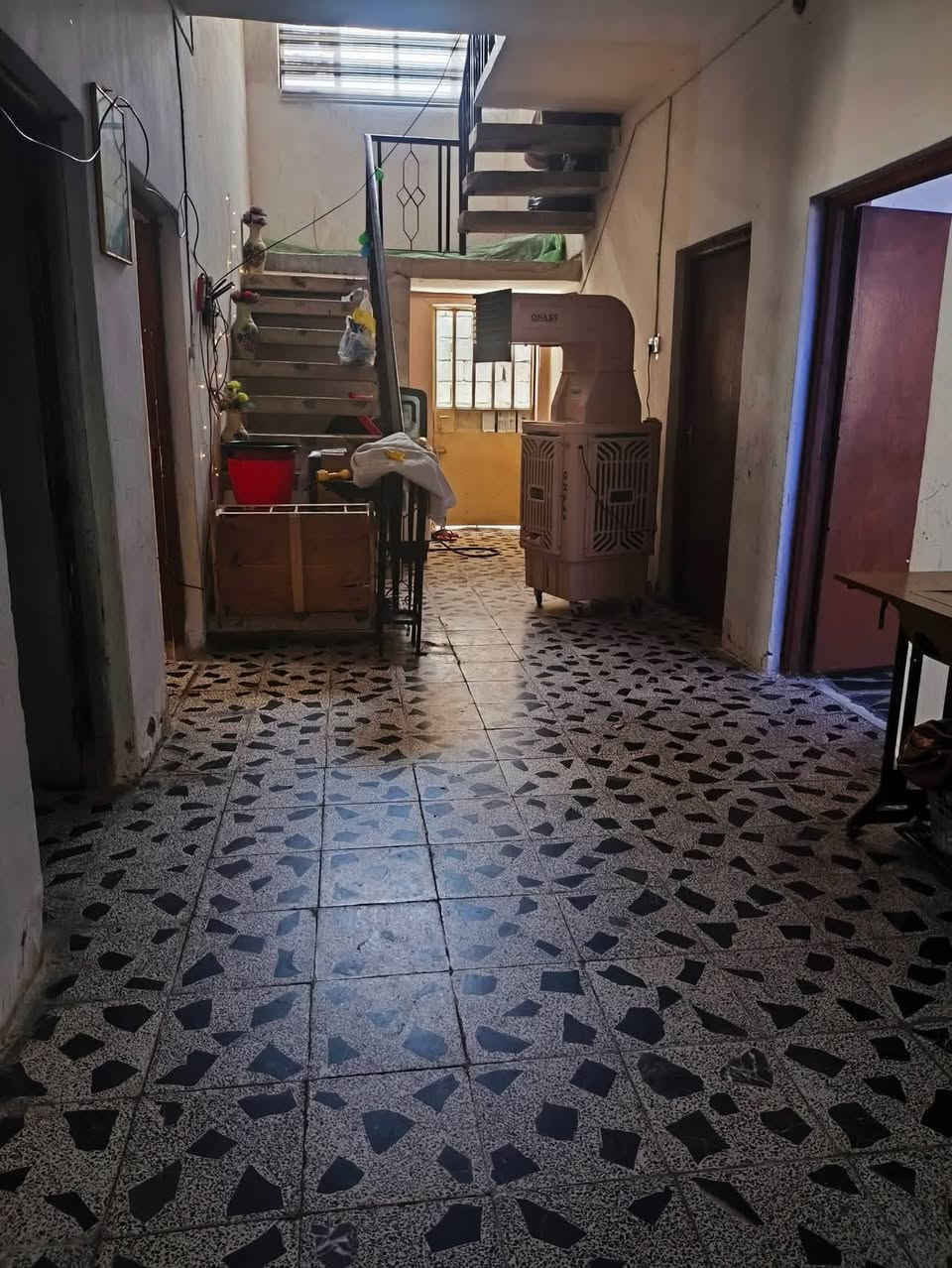 السلام عليكم
دار سكني طابو صرف للبيع 
البيت واجهة 2٫5 متر ممر دخول طوله 18 متر
 والبيت خلفي 15 متر واجهة ونزال 16 متر
المساحة 280 متر
الموقع : بعقوبة /خلف المحافظة -قرب مطعم كباب نبيل
السعر 300 مليون
للاستفسار على الرقم :***********
متوفر اتصال وواتس اب
