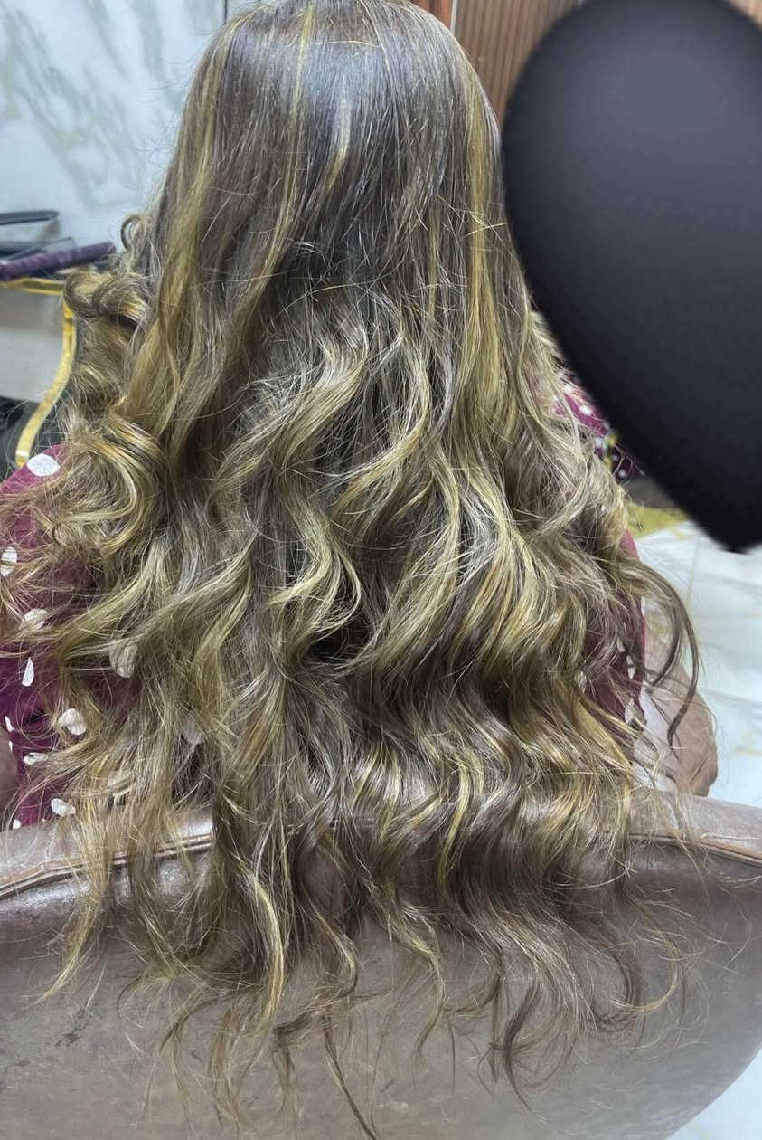 عروضنا مستمرة ويا كيكاتي 👑 
جمال الصبغ وتخصيل بدون مايتعب شعر شوفو جمال لمعة 💋

صبغ وتخصيل 30 كل اطوال شعر عدا طويل 
سحب وصبغ 30 
صبغ فقط 15 
معالج كل اطوال شعر 10 
تسريح الأسعار  تبدا من 30لل150
