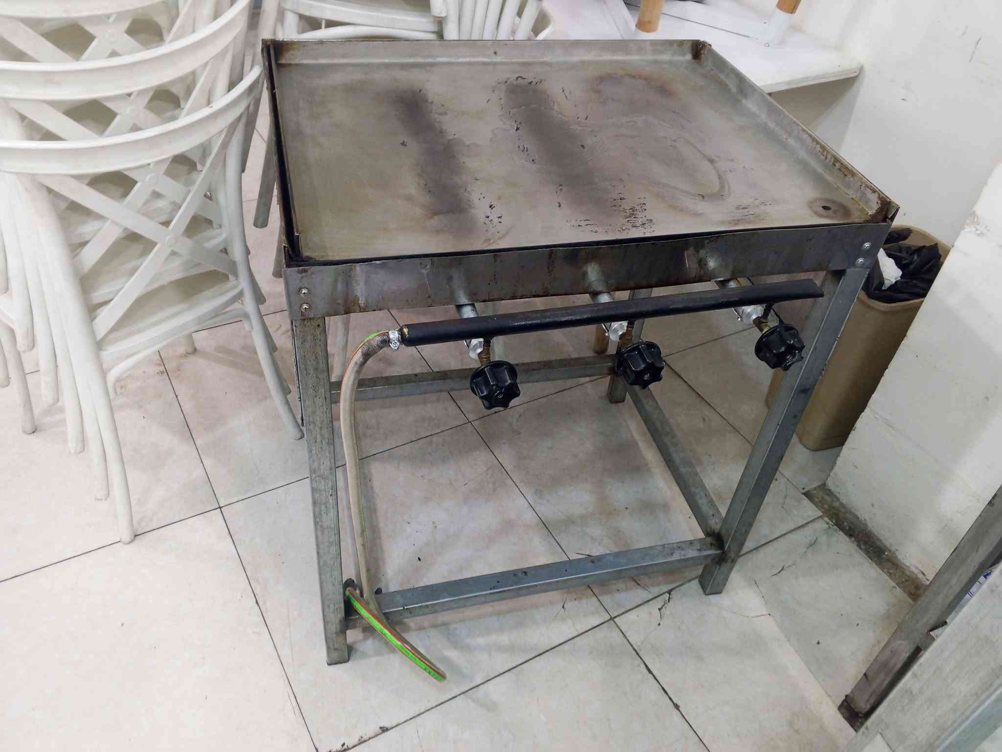 غراض مطعم متكاملة
خلاط ثوميه 175 
ميوز تفصال عدد 4 سعر الواحد 75
گريل برگر ستيل تفصال 200
كاشير متكامل كرسي وميز وجهاز وبرنامج 600
شوايات گص 2 سعر الوحده 100
تختات عدد 3 سعر الوحده مع سكين 
سبالت جدد ابو طنين عدد 2 سعر الواحد 600
مبرده كمفيره 125 
طاولات 4 وكراسي 16 المنشأ اماراتي اصلي السعر 500 
مثرامه عراقيه سعر 225 قفل كامله 
شباب الأسعار قفل وهواي منزل منهن الشراي 
يخابر ***********
عنواني كربلاء حي العباس 
عندي بعد هواي غراض طوس وبلانكات 
واستخدام قليل

