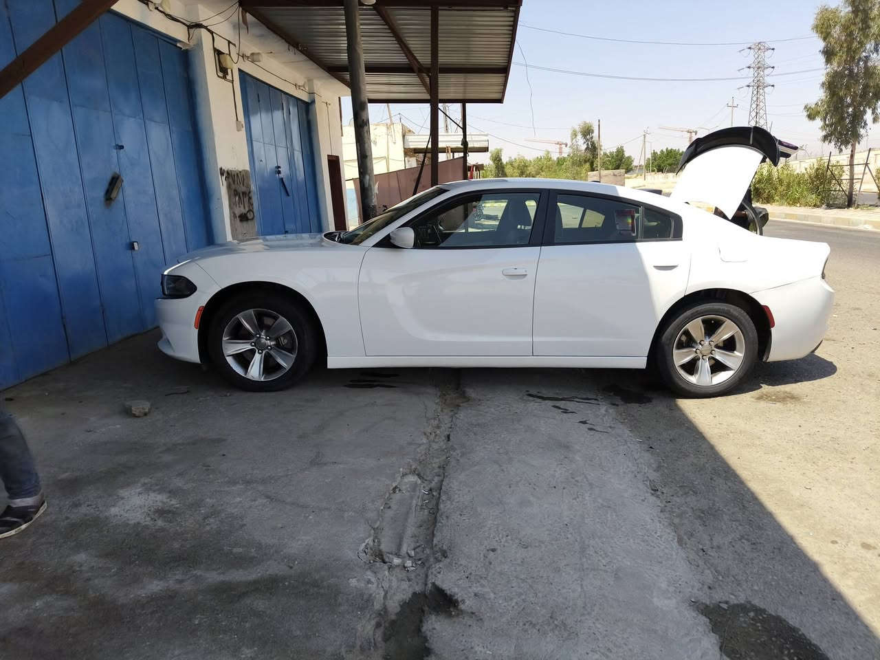 السلام عليكم جارجر للبيع SXT خليجي  أبيض 
رقم بغداد 
السعر 205 ورقة بيها مجال 
بيها بارد جاملغ خلفي بسيط فقط 
السيارة نظيفة ومكفولة 
مواصفات نص فول 
مكاني العمارة - هاتف اتصل وتدلل ***********
