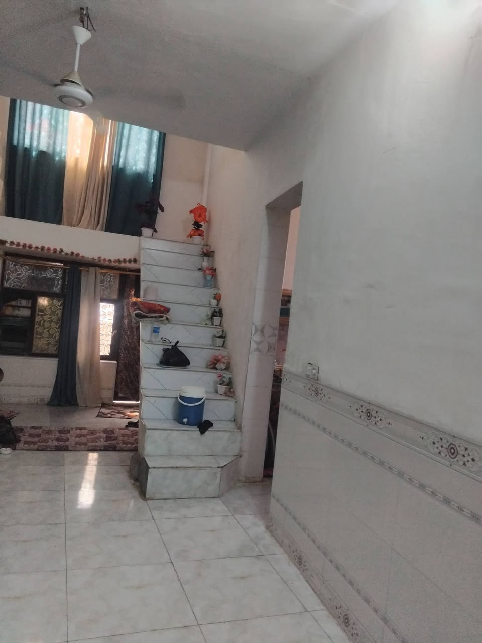 دار للبيع مساحه ٢٠٠ ٢ غرف صاله مطبخ حمامت خارج وداخل محل غذائيه الي  يريد يجي يشوفها يتصل على الرقم ***********
