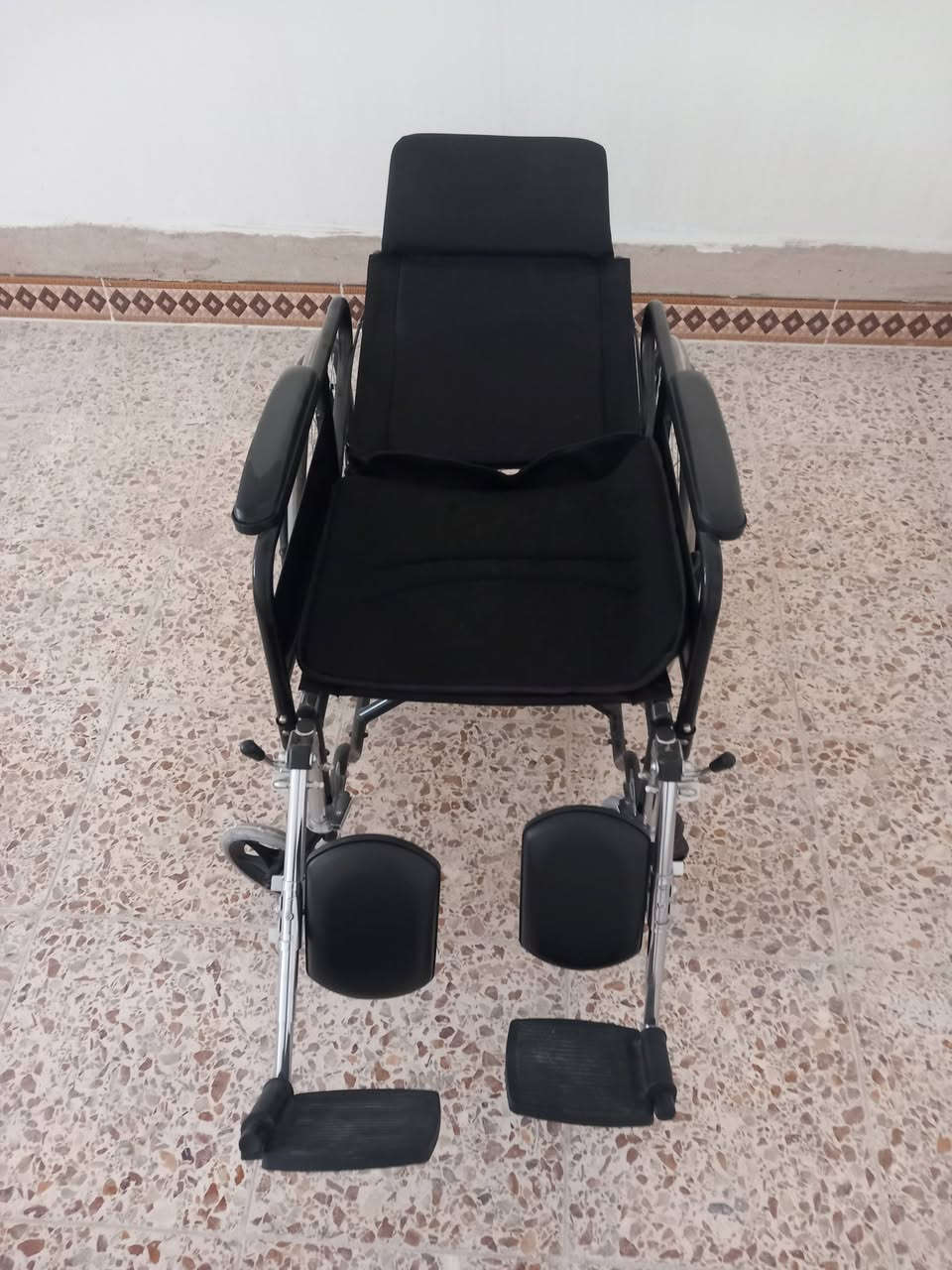 السلام عليكم
للبيع كرسي متحرك جديد استخدام اسبوع واحد 

تريدة كرسي دفع او سدية 

شراي راسلني خاص وبيك خير وتدلل 

مكاني بغداد العبيدي
