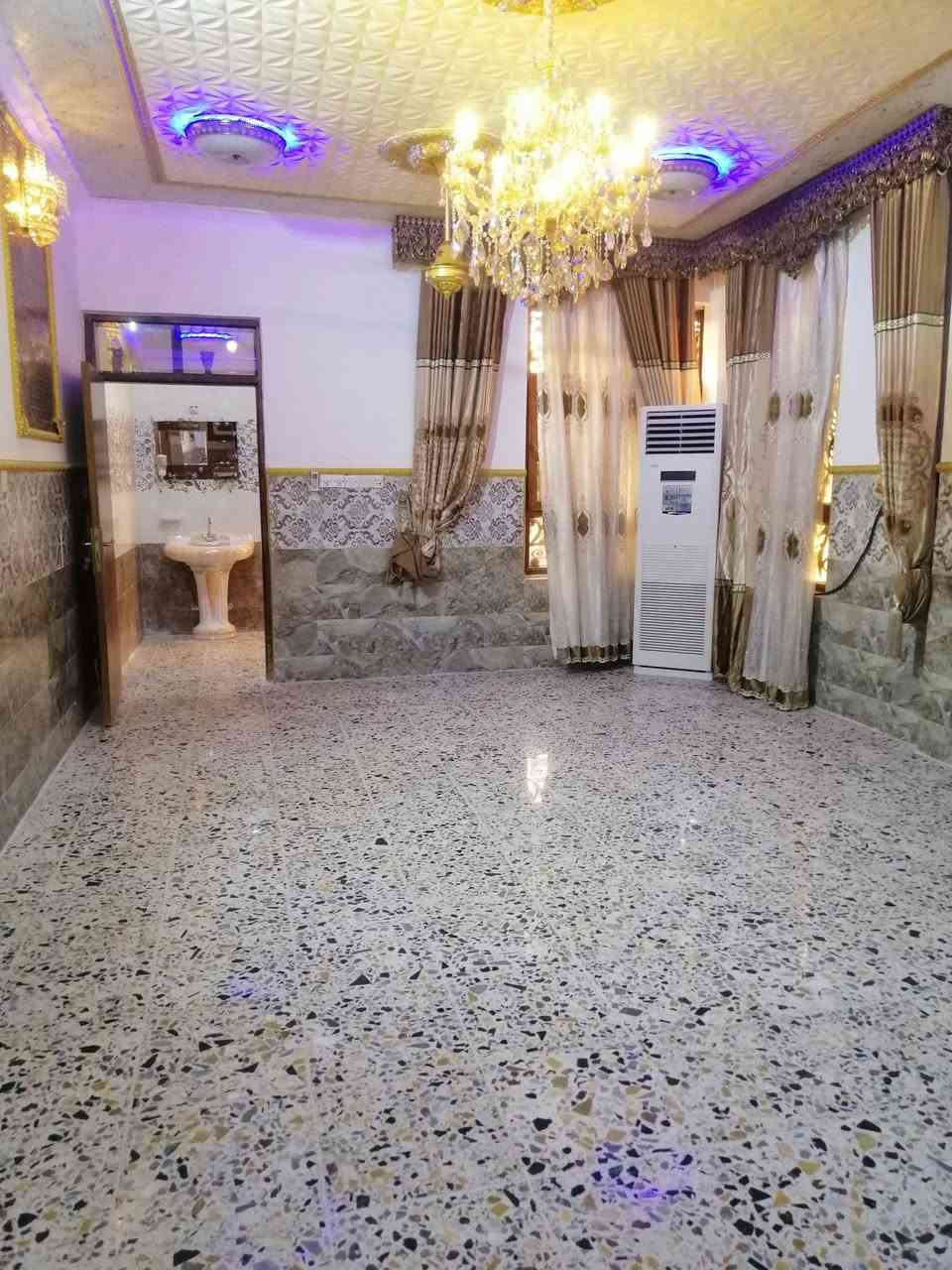 بيت للبيع في الفلوجه حي جبيل قرب جامع حسين شلش شارع 10 بناء حديث طابوق ارضيه كاشي مرمر يحتوي على ٣ غرف النوم وصاله عدد 2 واستقبال ومطبخ و2 حمامات داخليه وخارجيه المساحه ٢٥٠ متر السعر 145 مليون وبي مجال بسيط للاستفسار مراجعة مكتب القمه للعقار او الاتصال على الأرقام التاليه *********** ***********
