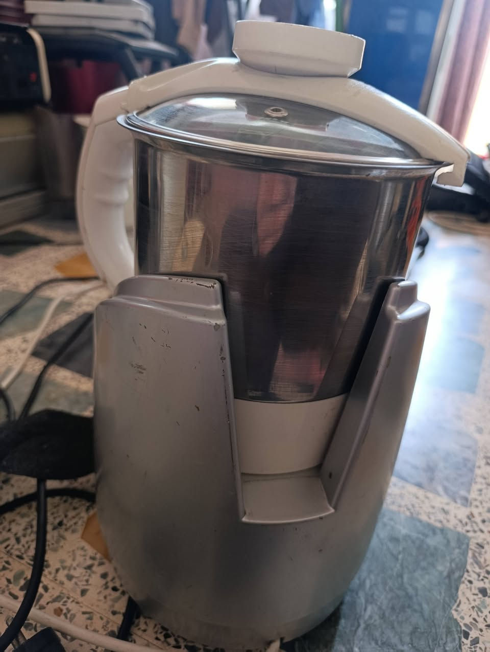 السلام عليكم، محضر وطباخ طعام متعدد الوظائف GourmetMAXX Thermo-Multikocher
الماركة والنوع: جهاز طهي وخلط متعدد الوظائف (GourmetMAXX) ألماني متعدد الاستخدامات.
المميزات والمواصفات:
جهاز شامل (All-in-One): يجمع بين الخفق، الخلط، الفرم، والطبخ الحراري في جهاز واحد.
وعاء ستانلس ستيل: سعة ممتازة من الفولاذ المقاوم للصدأ ومقاوم للحرارة وسهل التنظيف.
لوحة تحكم رقمية (شاشة LCD): إمكانية الضبط الدقيق لوقت الطهي (ZEIT) والحرارة (TEMP) وسرعة المحرك (MOTOR).
سرعات وبرامج متعددة: يحتوي على خيارات سرعة متنوعة (عالية H، منخفضة L، وتقليب S) مع برامج تحضير مسبقة (PROG).
استخدامات متنوعة: مثالي لتحضير الشوربات، الصوصات، الأرز، المهروسات، العصائر، والعجين بسرعة وسهولة.
غطاء محكم: مزود بغطاء علوي مع فتحة لإضافة المكونات أثناء التشغيل.
الحالة: مستعمل، نظيف جداً وشغال بشرط الفحص والتدقيق.
السعر: 35,000 دينار مع التوصيل 
الموقع: الموصل - الجانب الأيمن.
للتواصل: ***********
