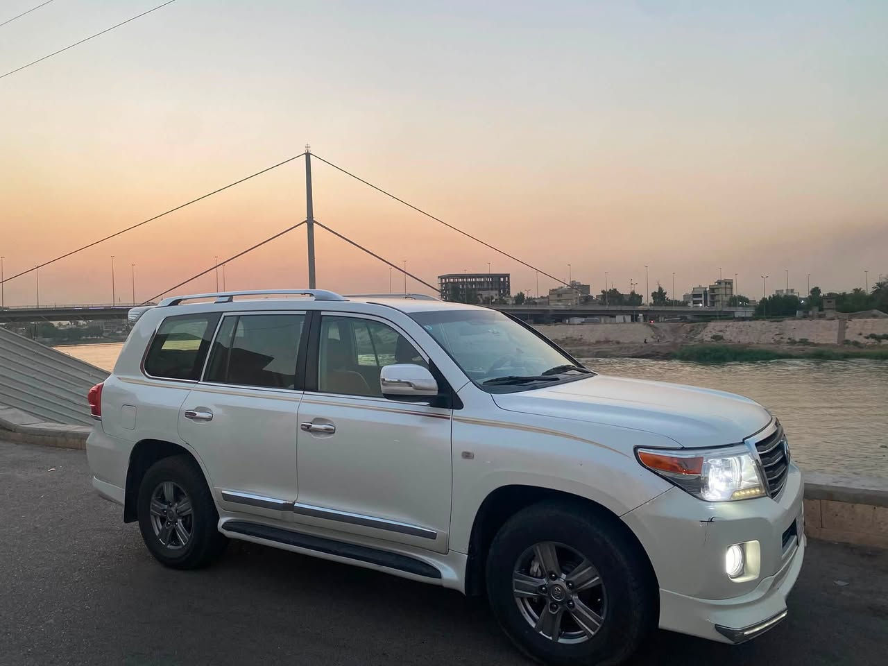لاندكروز 2008 محدث 2015 
GXR V6 
السيارة نظيفة 
بيهه صبغ نص الباب باب خلف الصدر 
وبارد بسيط قريب ع بك لايت 
السيارة كاملة والكمال لله 
ماشية 380 
كير ومحرك مكفولات 
السعر 250 وبيهه مجال بسيط 
مكانهه بغداد العطيفية
***********
