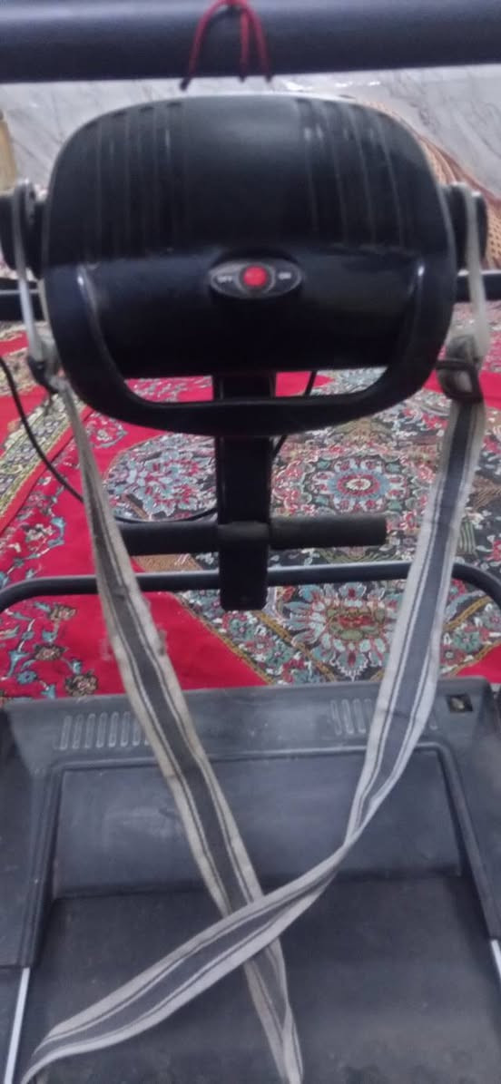 🏃‍♂️ جهاز مشي كهربائي للبيع
جهاز مشي كهربائي SPORT بحالة جيدة، مناسب للبيت والتمارين اليومية.
🔹 النوع: جهاز مشي كهربائي
🔹 الشاشة: شاشة رقمية لعرض السرعة والوقت والمسافة وغيرها
🔹 التحكم: أزرار تشغيل وإيقاف وتحكم بالبرامج والسرعة
🔹 مزود: بمفتاح أمان للطوارئ
🔹 رجّاج/جهاز اهتزاز مدمج
🔹 المقابض: مقابض جانبية ثابتة لسهولة وأمان الاستخدام
🔹 السطح: مساحة واسعة للمشي والجري
🔹 المميزات: حامل/مساحات للأغراض، ومكبرات صوت مدمجة
🔹 الحالة: مستعمل، وتظهر عليه بعض آثار الاستخدام والخدوش، كما هو موضح بالصور
🔹 الملحقات: الجهاز مع ملحقاته الظاهرة في الصور
💰 السعر: 200,000 دينار عراقي فقط
📍 للمهتمين، مراسلة خاص او الاتصال على الرقم ***********
📸 الصور المرفقة هي صور الجهاز الفعلي.
