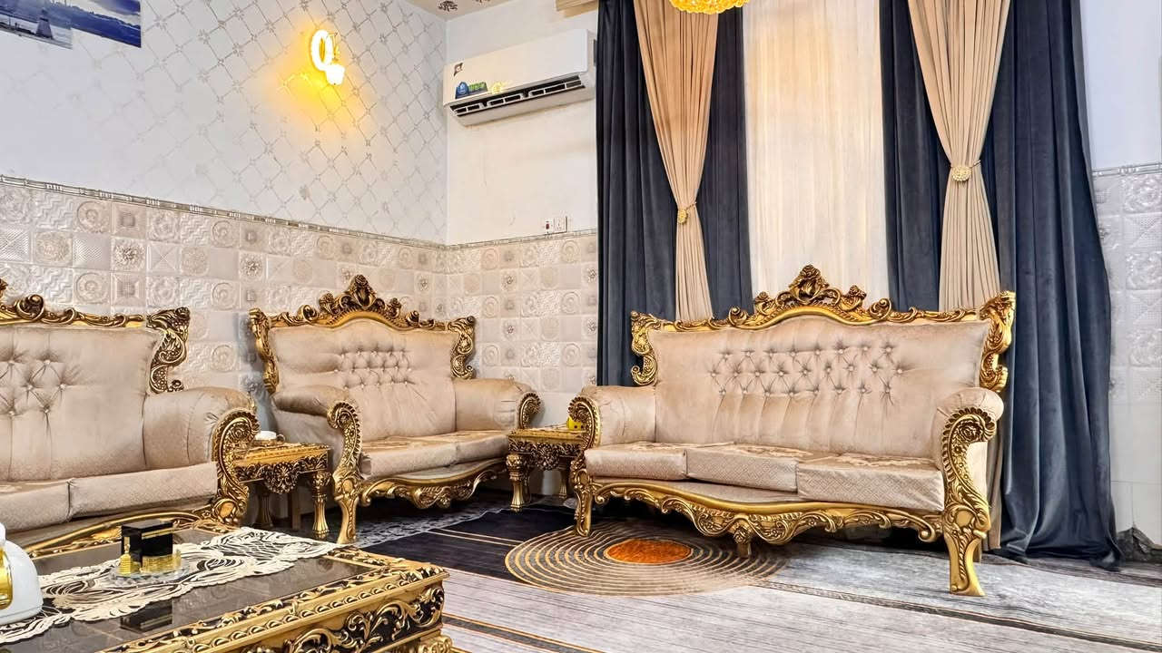 تخم ملكي • ١٥مقعد • ٤طبلات