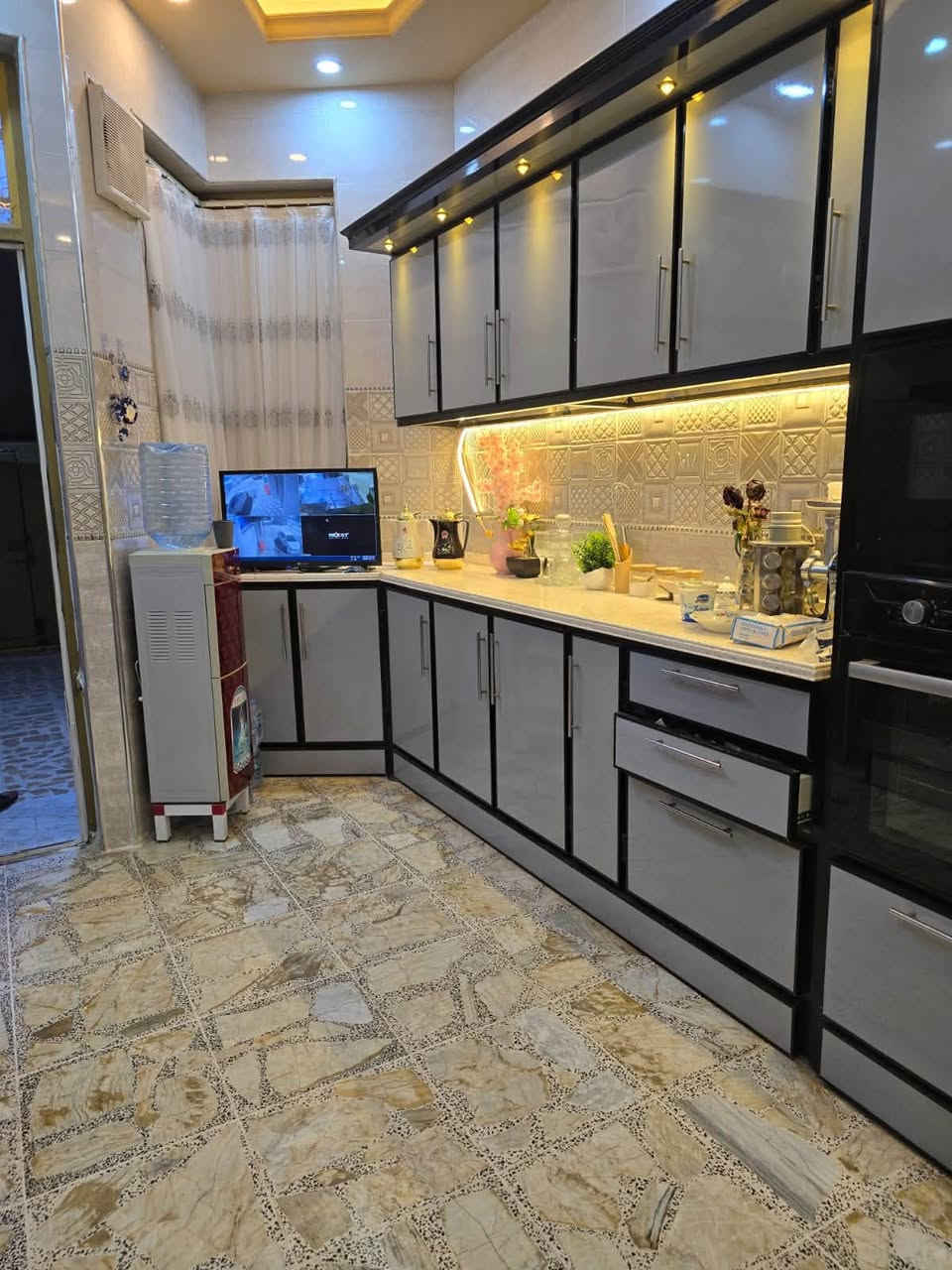 🏡 بيت للبيع – حي البونيسان
📍 في بداية الحي، على شارع 10 متر
📐 المساحة: 150 م²
🛏️ 4 غرف نوم + باقي الملحقات
🚿 3 حمامات
🏗️ بناء بكوالتي عالي جداً – شغل جناي ✅
💰 السعر ممتاز جداً

📞 للاستفسار: غيث
☎️ ***********
☎️ ***********

📍 مكتب الهرم للعقارات
سامراء – الضباط الثانية، شارع المكاتب، مقابل شارع 2000

🏠 وإذا عندك عقار للبيع أو الإيجار، تواصل ويانا.

