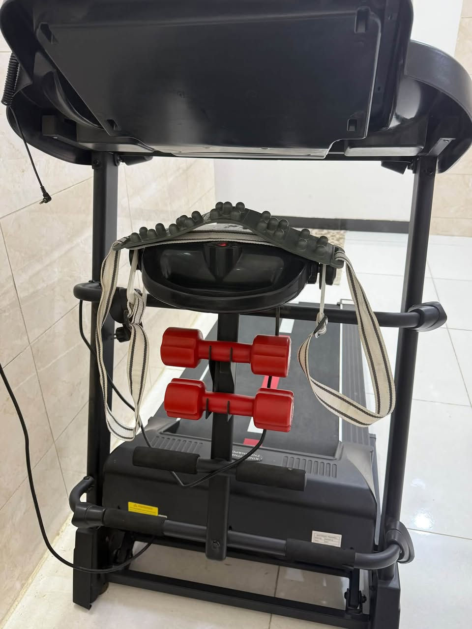 جهاز جري رياضي احترافي
(King Fitness Sport)
جهاز جري منزلي قوي ومتين جداً، بحالة ممتازة 
نظافة ١٠٠ ٪؜ اخو الجديد ، مزود بنظام ماطورين ومميزات احترافية متكاملة للياقة البدنية وحرق الدهون.
المواصفات الفنية الأساسية:
 العلامة التجارية: King Fitness Sport  
 رقم الموديل: S600EDS AC  
 نظام المحركات (بي ماطورين): الجهاز مزود بمحركين أساسيين منفصلين (ماطور رئيسي لتحريك سير الجري بقوة 3.0 حصان AC، وماطور إضافي مخصص للتحكم الآلي بنظام الصعود والارتفاع الجبلي).  
 قوة المحرك الرئيسي: 3.0 حصان (3.0 HP) تيار متردد عالي التحمل والاستدامة.  
 الجهد الكهربائي: 220 فولت (50/60 هرتز).  
المميزات التقنية ونظام التدريب:
 نظام الصعود الجبلي (Incline): يحتوي على نظام تحكم كهربائي لرفع مستوى الميلان لمحاكاة صعود المرتفعات والجبال لزيادة صعوبة التمارين ومضاعفة حرق السعرات الحرارية.
 حساسات نبضات القلب: مزود بمجسات/حساسات مدمجة على مقابض اليدين لقياس ومتابعة دقات القلب بدقة أثناء التمرين.
 شاشة رقمية (LCD): ذكية وواضحة بإضاءة زرقاء تعرض بيانات التمرين بالكامل (السرعة، الوقت، المسافة، السعرات الحرارية، ومعدل نبضات القلب).  
+ يحتوي على مكبرات صوت (Speakers) مدمجة، منفذ USB، وأزرار تحكم سريعة .  
 الأمان: مزود بمفتاح أمان مغناطيسي للإيقاف الفوري والطوارئ.  
 حاملات: أماكن مخصصة لوضع زجاجة الماء والهاتف والأغراض الشخصية.  
الملحقات الإضافية مع الجهاز:
1. حزام المساج والتخسيس الاهتزازي: لتكسير الدهون ومساج الجسم بعد التمرين.
2. أوزان يدوية (دامبلز): مرفقة وثابتة مع الجهاز لتمارين تقوية الذراعين والجزء العلوي.
***********
