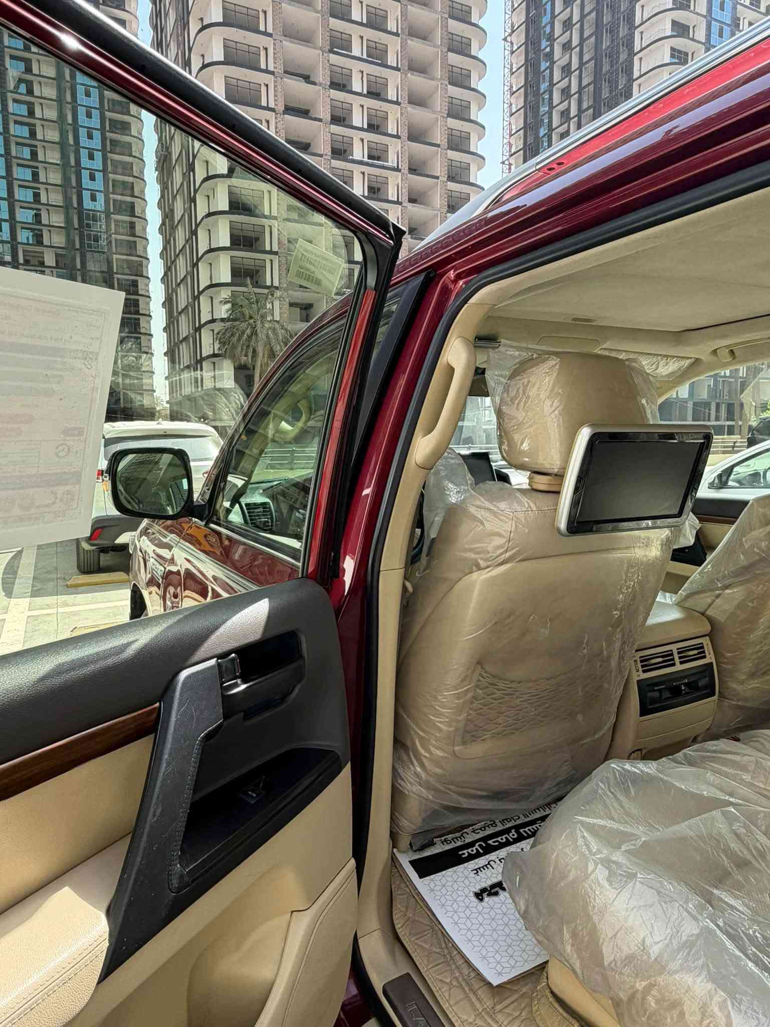 سلام عليكم 
لاندكروز موديل ١٦ بريم فول مواصفات بيها صبغ جاملغ خلفي + باب سيارة جديدة جدا 
سونر مرفق بالمنشور 
ماشية ١١٩ الف مشي حقيقي 
تخم تاير جديد
السعر ٣٧٥$
مكان السيارة علي صالح مقابل مرور الطوبجي
