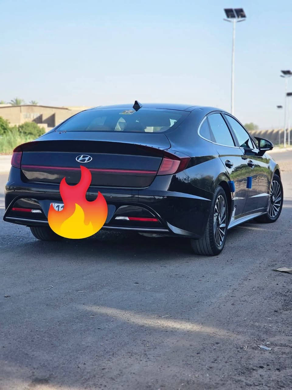 سوناتا 2023 هايبرد 
لون أسود جدا انيق داخل بيجي وأسود 
السياره فول مواصفات بمعنى الكلمه 
شنو اجه من مواصفات  بالسوناتا موجود بيه
وارد امريكي ضرر  بالجنطه جامرلغ وصندوگ وبارد بالجاملغ الامامي أبيعلك 4 قطع 
السعر 165 وبيهة مجال بسيط للشراي
رقم بغداد اخر اصدار باسمي شخصياً
- بانوراما كبيره
- محرك 2000 هايبرد ( شحن + بانزين )
- السيارة ماشية 50 ألف ميل 
- تتقدم وترجع بالبصمه 
- تشغيل عن بعد
- بصمه تشغيل + ابواب + جنطه 
- دخول ذكي 
- شفتات ستيرن 
- تحكمات ستيرن 
- داتا شو 
- تدفئه وتبريد بلاديه شرط تبريد ثلج 
- عند الاتصال بالهاتف يقل صوت الفان تلقائي 
- مقاعد جلد تدفئه وتبريد 
- كشنات كهرباء ثنينهن 
- كشن السائق خزن وضعيات قياده
- خمس كامرات محيطيه 
- تشغيل كامرات الجوانب مع الاشاره 
- هاند بريك بصمه 
- كير بيانو 
- شحن لاسلكي 
- لايت اربع عدسات زنون بلادي
- لد على طول الجنطه بلادي 
- جميع لايتات السياره لدات 
- قياده ذاتيه 
- رادار امامي وجانبي وخلفي 
- تحديد مسار 
- نقطه عمياء 
- شاشه وسطيه كبيره 
- كار بلي  بلادي 
- داشبول ديجيتل مع ٤ مودات للقياده 
- حساسات محيطيه بكل جوانب السياره 
- اوتو هولد 
- بردات خلفيه بلاديه 
- سماعات 12 سماعه من شركه BOSSمع دمامات بلاديه 
- اناره داخليه بلاديه 78 لون متغير 
- حساس تايرات 
- دواسات لون اسود بلادي 
- توقف ذاتي مانع تصادم 
- مانع انزلاق 
- ركن السياره تلقائي 
- دبل جام 
- والكثير من المواصفات فول الفول 

مكاني ديالى بعقوبة للاستفسار اكثر 
 *********** اتصال او واتساب

نص مكتوب في الصور:
- ١٢:٤٧ م
- 44°C