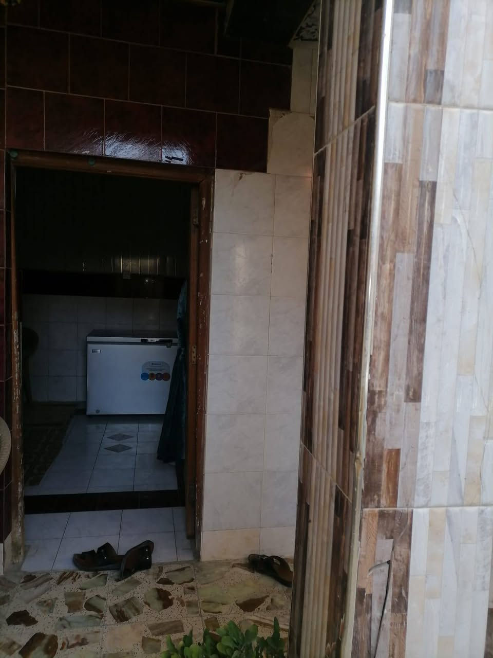بيت للبيع في البصرة حيانية التاميم
مساحته 150 متر طابقين طابق الأرضي يحتوي على غرفة و هول واستقبال ومطبخ و صحيات داخلية وخارجية طابق ثاني يحتوي ع غرفتين وصالة كبيرة و حمام وسطح كبير سعر 120 وبي مجال تواصل
 ***********
