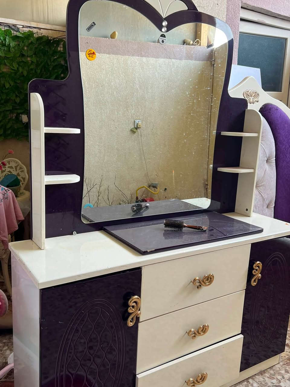 سلام عليكم جرباية و ميز تواليت للبيع خشب ماليزي المكان كربلاء حي الوفاء ***********
