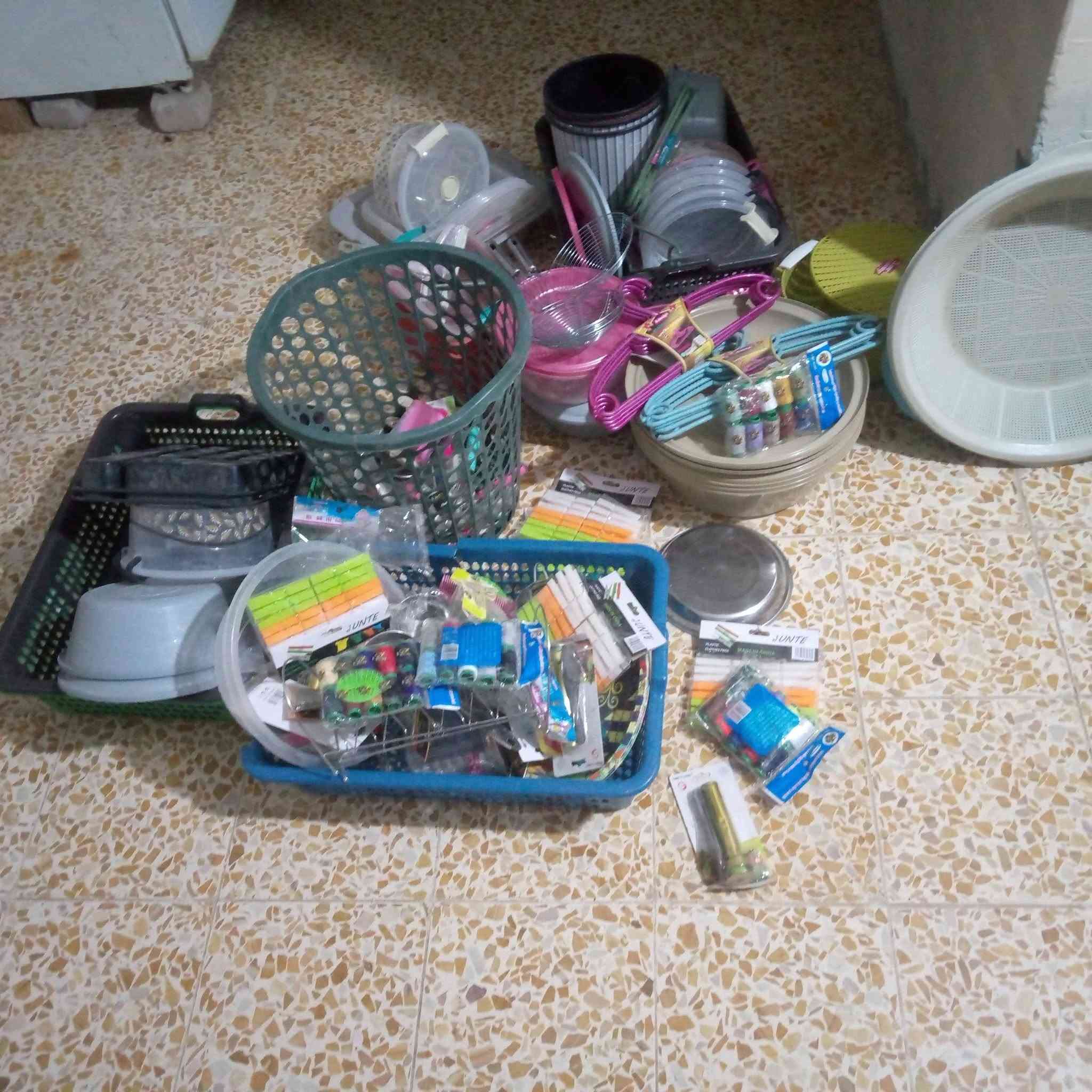 السلام عليكم عندنا اغراض مواعين كل قطعه الف 500 ابيع اغراض كل قطعه 1000 دينار وزايده 500 اذا اي واحد اريد خابرني على هذا الرقم موجود ابيع سعر الجمله ***********

