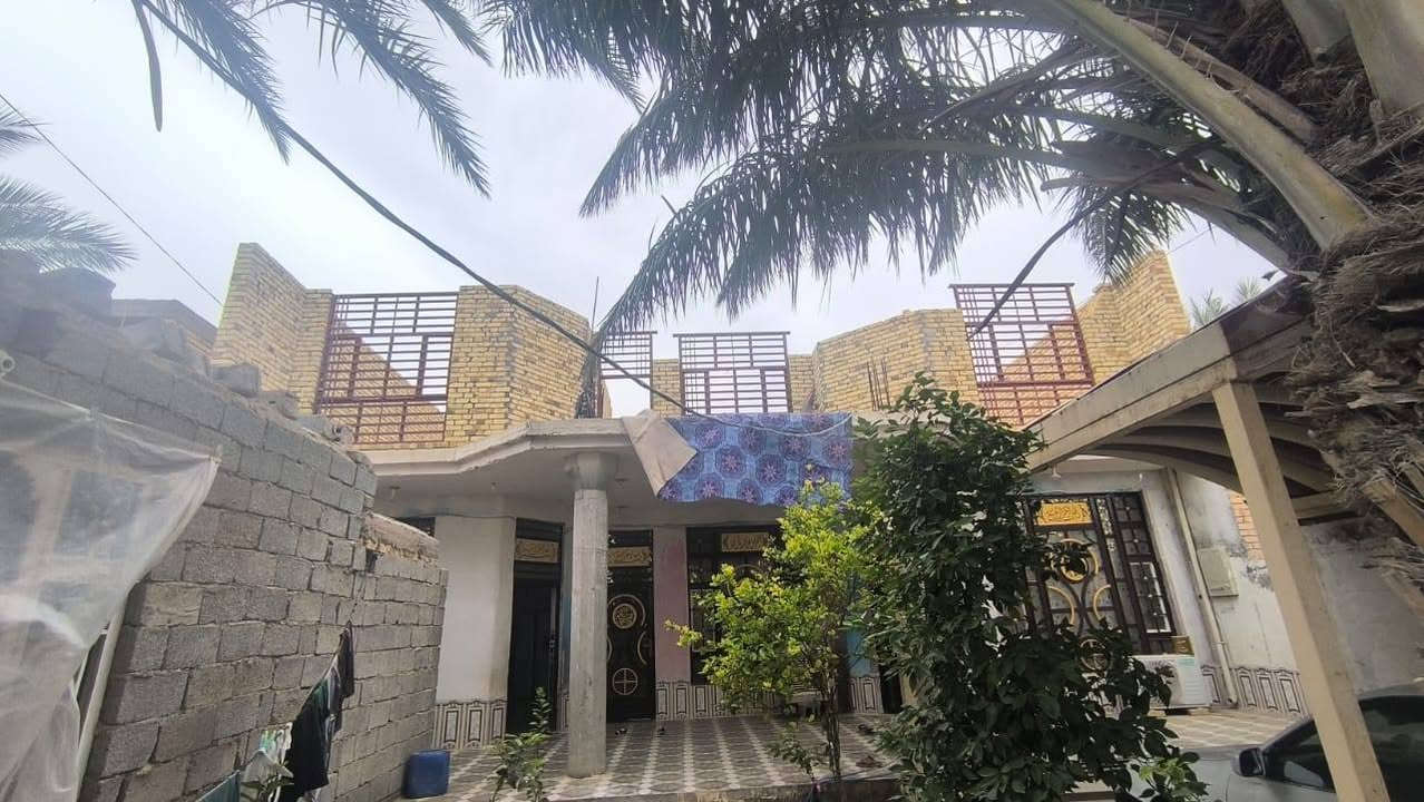 السلام عليكم
بيت للبيع في كوت الدجيلي منطقة حي الجهاد     
طابو صرف على شارع عام متوفره جميع الخدمات 
مدارس ومستشفيات المساحه الكليه 450م 
والي مسجله بلسند  364م 
طابق اول كامل والطابق الثاني هيكل فقط بناء 
متكون الطابق الاول من 
غرفتين نون .   6/4٫20
وصاله     9/4
وهول.   5/4
ومطبخ داخلي. 7/4
ومطبخ خارجي    6,50/4
وستقبال.  11/4,50
وحمام داخلي.   3/2
وصحيات خارجيه 
والطابق الثاني متكون من 3غرف نوم وصاله
السعر 110وبي مجال
الاستفسار اتصل على الرقم
***********
