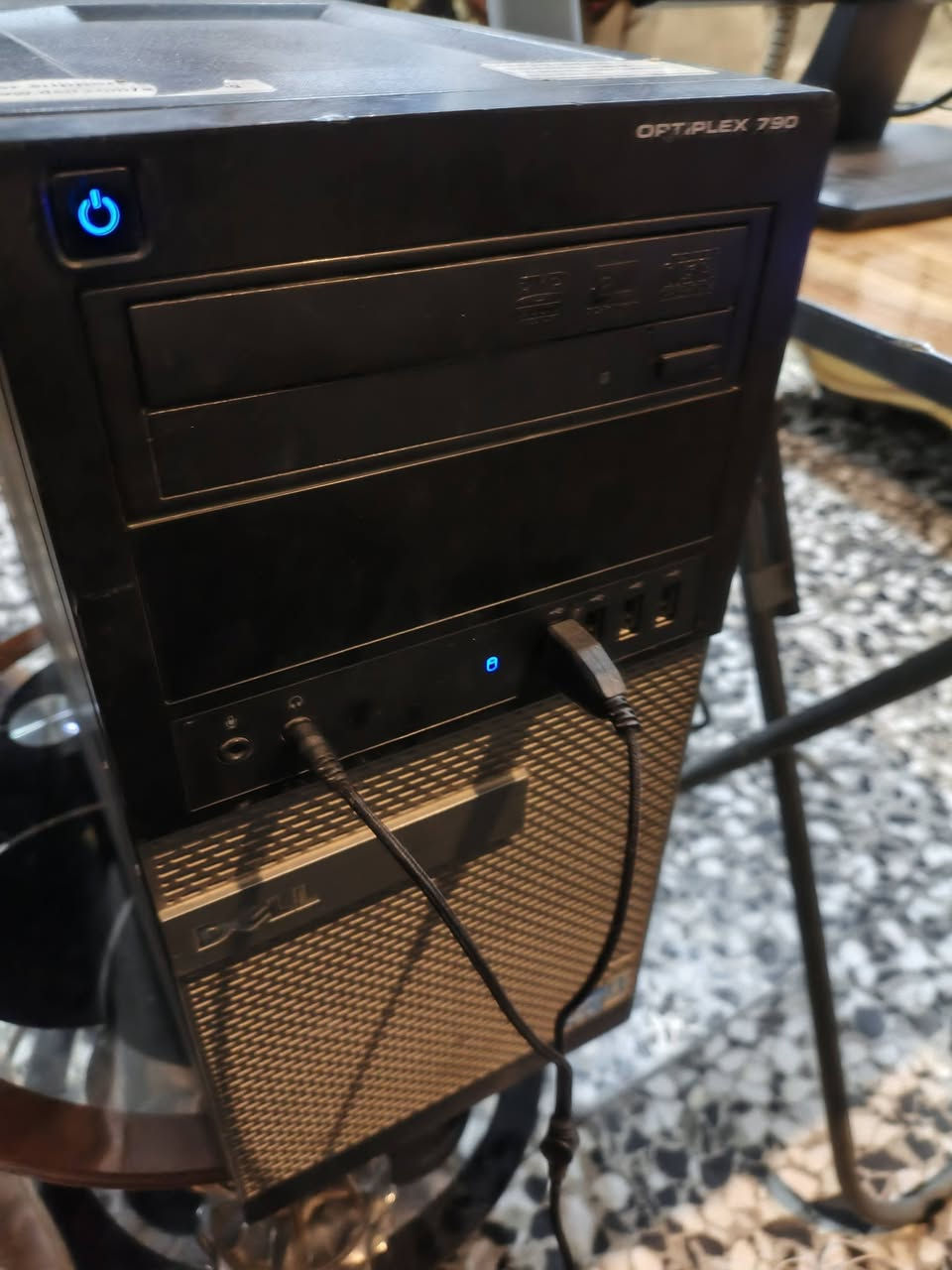 سلام عليكم تجميعه كامله بس شغل والعب
مواصفات
كوراي 3 جيل رابع 
هارد 500 hdd
وياها كارتين شاشه الاول 550ti 4gb والثاني مستعمله بيها مامفتوح جديد gt 730 2gb بالباكيت
وياها شاشه و2 كيبوردات وماوس وسماعه
وذني صورها رايدها ب180 مكاني بغداد السيديه تلفوني ***********
