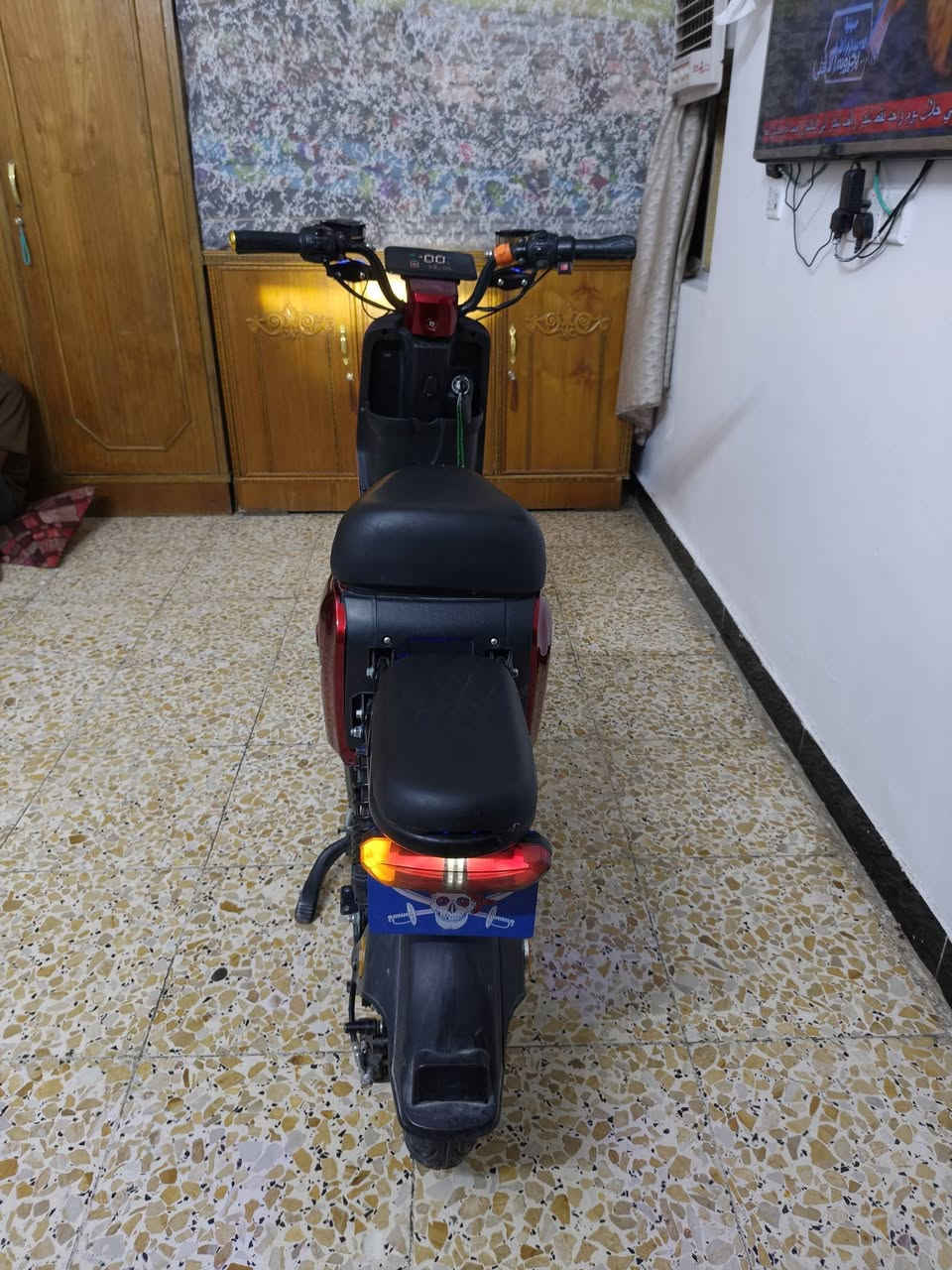 سلام عليكم دراجه شحن R9  وبيها 5 بطاريات جدد وسويج وبصمه دراجه حيل نضيفه مال بيت نضيفه موديل ٢٠٢٦ مكاني بغداد حي الرئاسة رقم هاتف *********** سعرها ٤٥٠ بيها مجال
