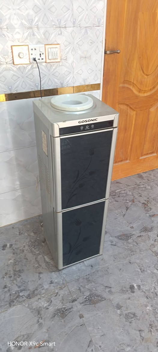 براد ماء للبيع ماء شرط البروده شغال اي نقص مابيه شرط تفحص اله تاخذه للبيع بسعر ٦٥ الف للتواصل ***********

نص مكتوب في الصور:
- HONOR X9c Smart