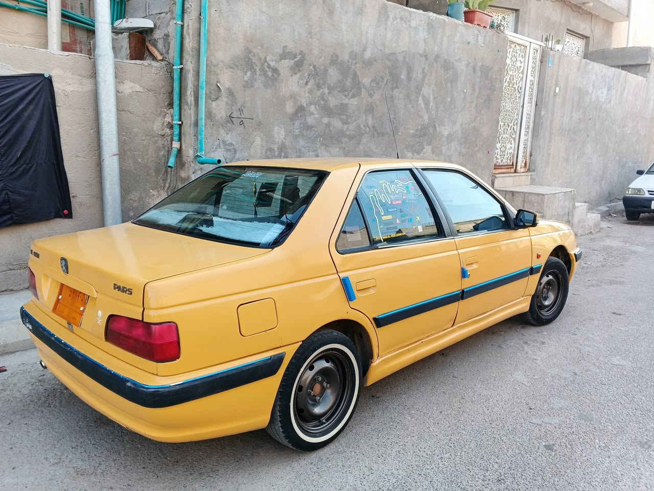 السلام وعليكم سياره بيجو بارص مديل 15 سياره نضيفه دواخل كهربائيلت كلها شغاله مكينه كيرحداده ترايك وين ما تريد سنويه تنتهي 27 شرط التحويل السعر 33 مراوس اراوس حسب القناعه ***********
