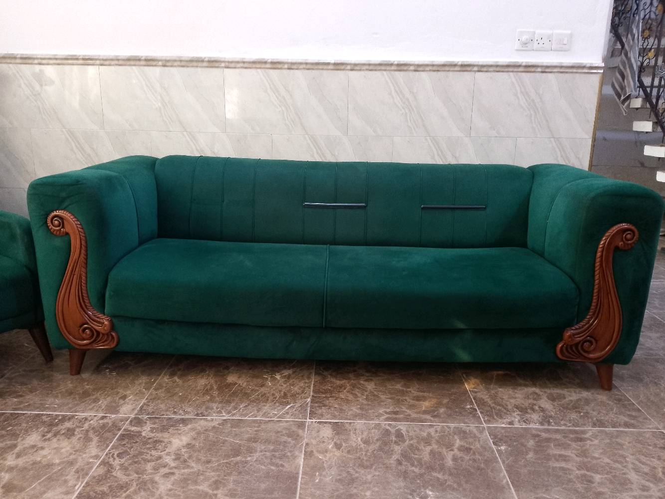 نص تخم للبيع بسعر 150 قنفة كبيرة وكراسي 2