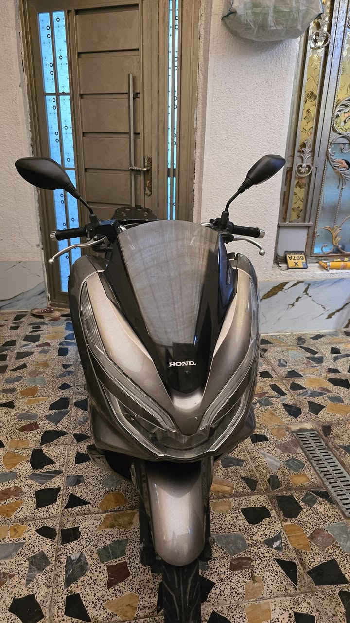 السلام عليكم  .   PCX جيل الثالث ياباني موديل 2020  بصمه 
الدراجه مكفوله كفاله عامه الدراجه مال رمبه كله شغاله حساس زدحام و ستان كهربائي كله شغاله لون فيلي صدفي لون مميز مكينه 125cc           .    ياباني  .  رقم الشاصي  (  JF  )
مكاني بغداد مدينة الصدر السعر على الاتصال 
رقمي  ( *********** )
